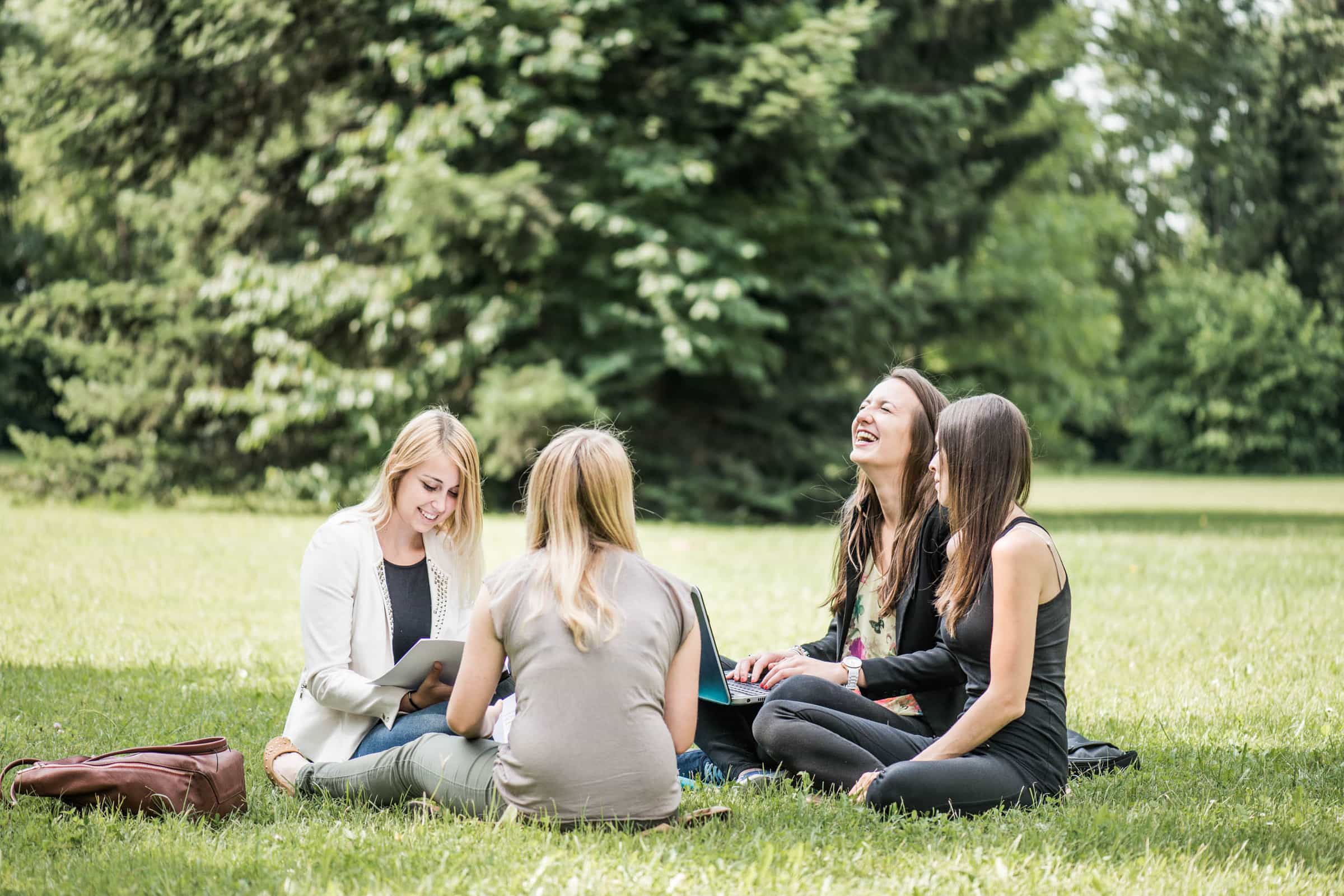 Eine Gruppe Studierender im Park in Bad Gleichenberg.