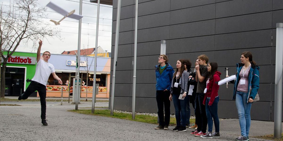 Den Workshop Basteln-Lernen-Siegen gab es vom Studiengang „Luftfahrt/Aviation“