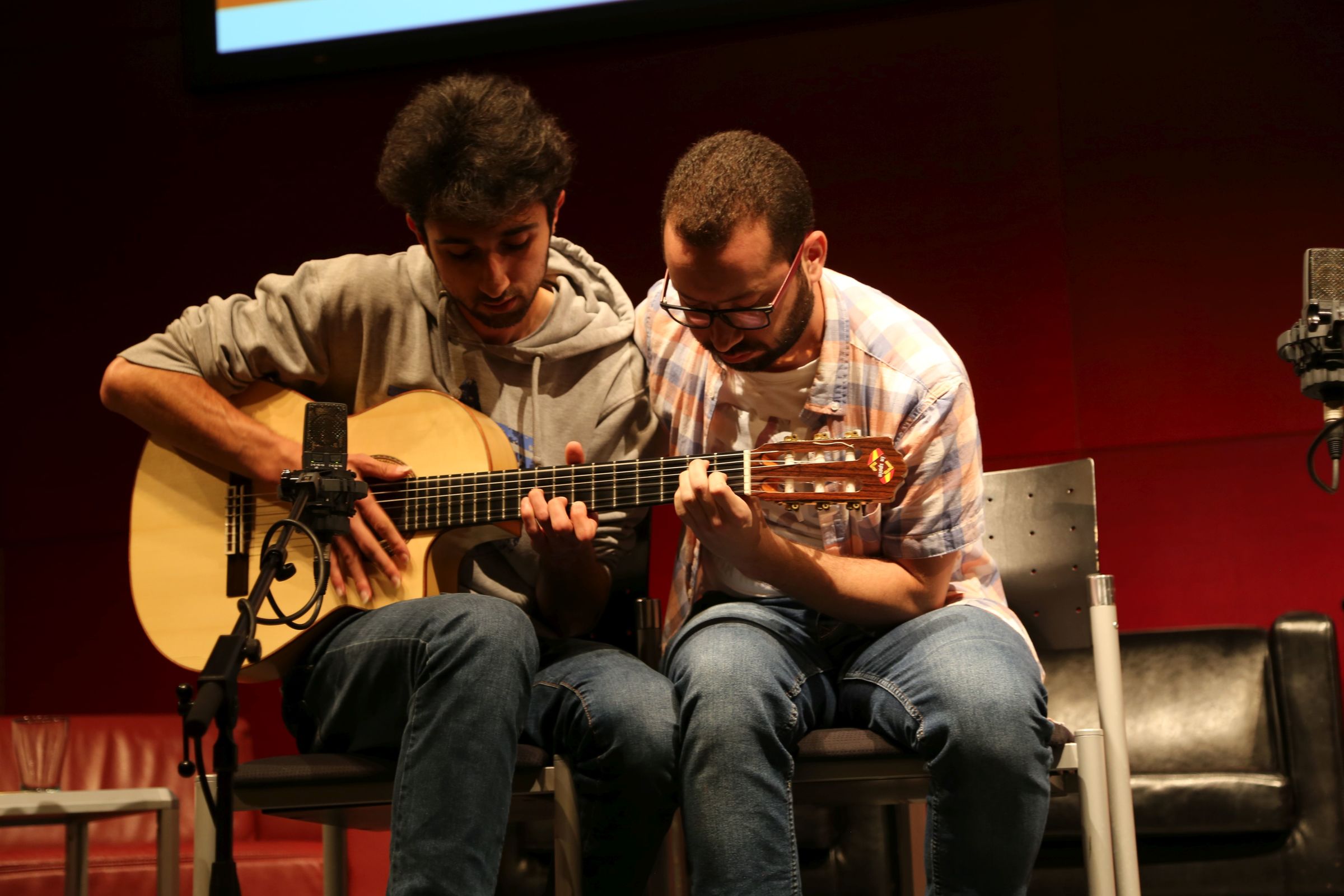 Abdullah Baghdadi und Mohamad Mulham Abo Radan sorgten mit ihren Gitarren für die musikalische Begleitung der Veranstaltungen. Beide kommen aus Syrien und warten auf ihren Asylbescheid. Seit sechs Monaten lernen sie Deutsch und geben Konzerte.