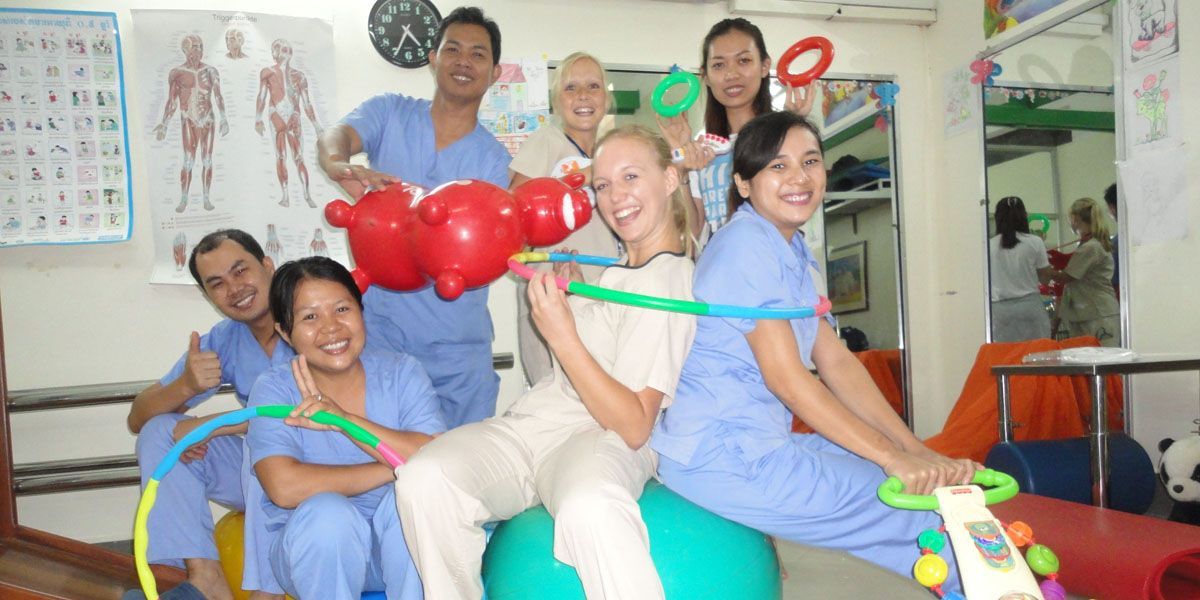 Zwei „Physiotherapie“-Absolventinnen – hatten die Chance, im Angkor Hospital for Children (AHC) ihr Praktikum zu absolvieren.