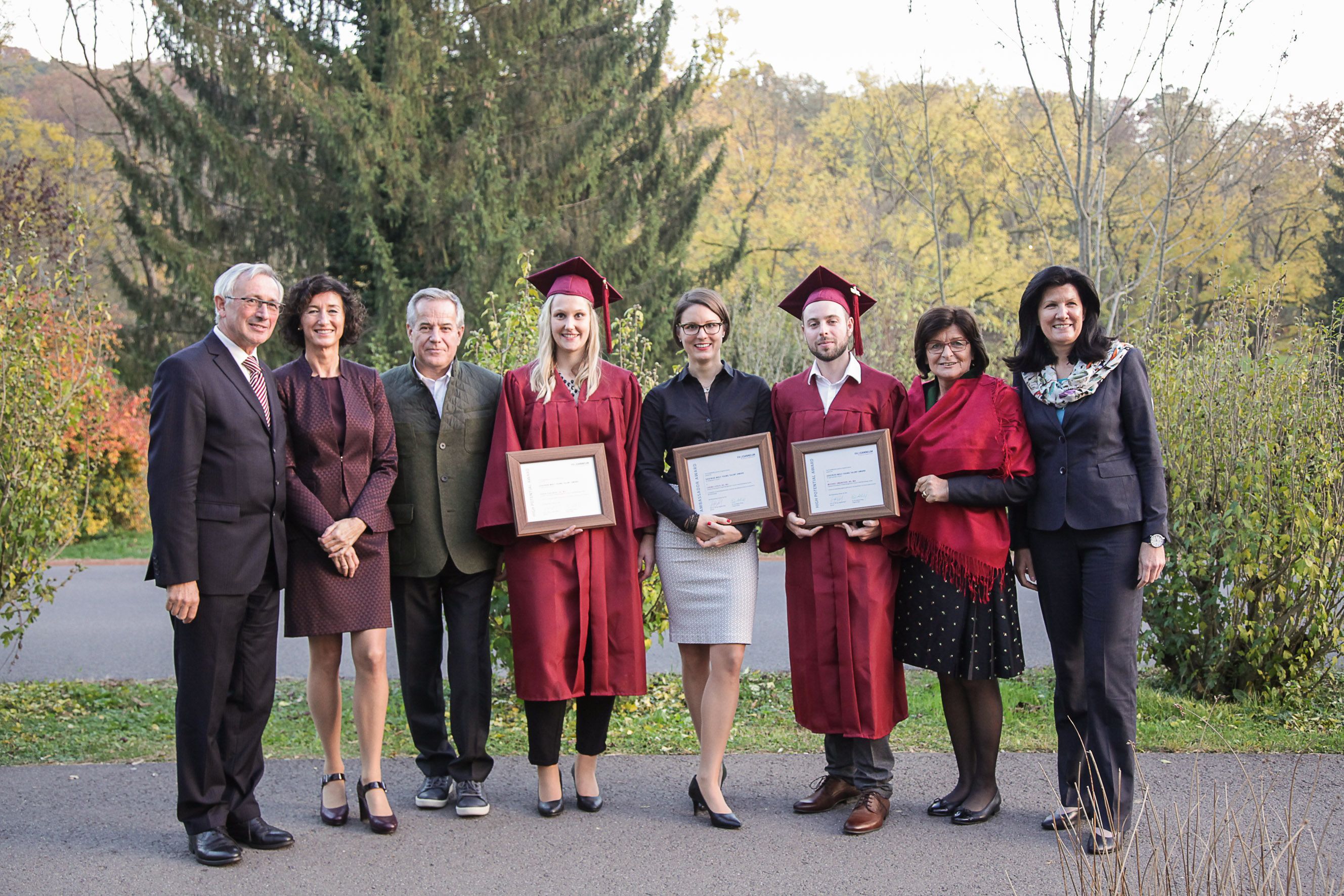 Rektor der FH JOANNEUM Karl Peter Pfeiffer, Eva Adamer-König, Siegfried Wolf, Karin Sereinigg, Carina Lipold, Michael Zwanzger, Bürgermeisterin der Gemeinde Bad Gleichenberg Christine Siegel und Landtagsabgeordnete Barbara Riener (v.l.n.r.). (© Klaus Morgenstern)