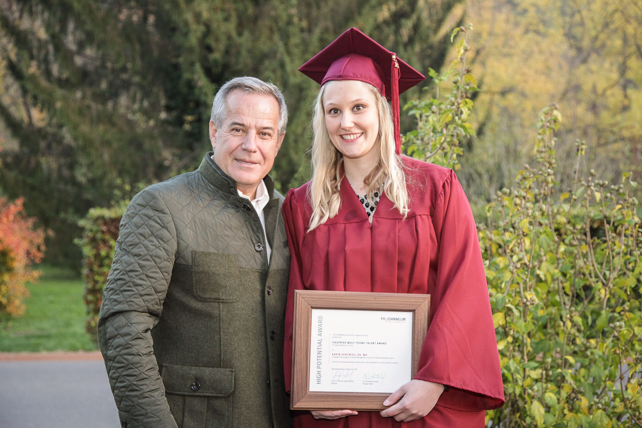 Karin Sereinigg durfte sich am Tag ihrer Graduierung auch über einen „High Potential“-Award von Siegfried Wolf freuen. (© Klaus Morgenstern)