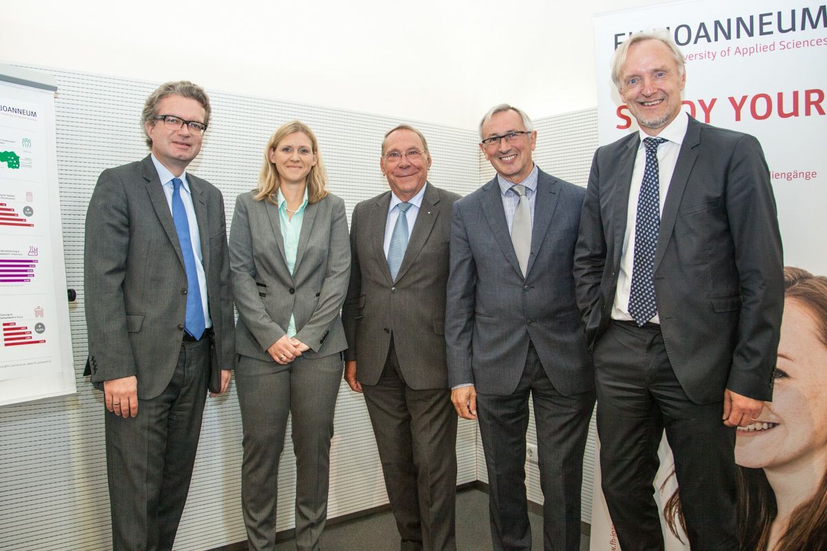 Landesrat Christopher Drexler, Studiengangsleiterin Eva Mircic, Aufsichtsratsvorsitzender Günther Witamwas, Rektor Karl Peter Pfeiffer und kaufmännischer Geschäftsführer Günter Riegler (V.l.n.r.) präsentierten die aktuellen Zahlen und neuen Studiengänge an der FH JOANNEUM. (© FH JOANNEUM / Manfred Terler)