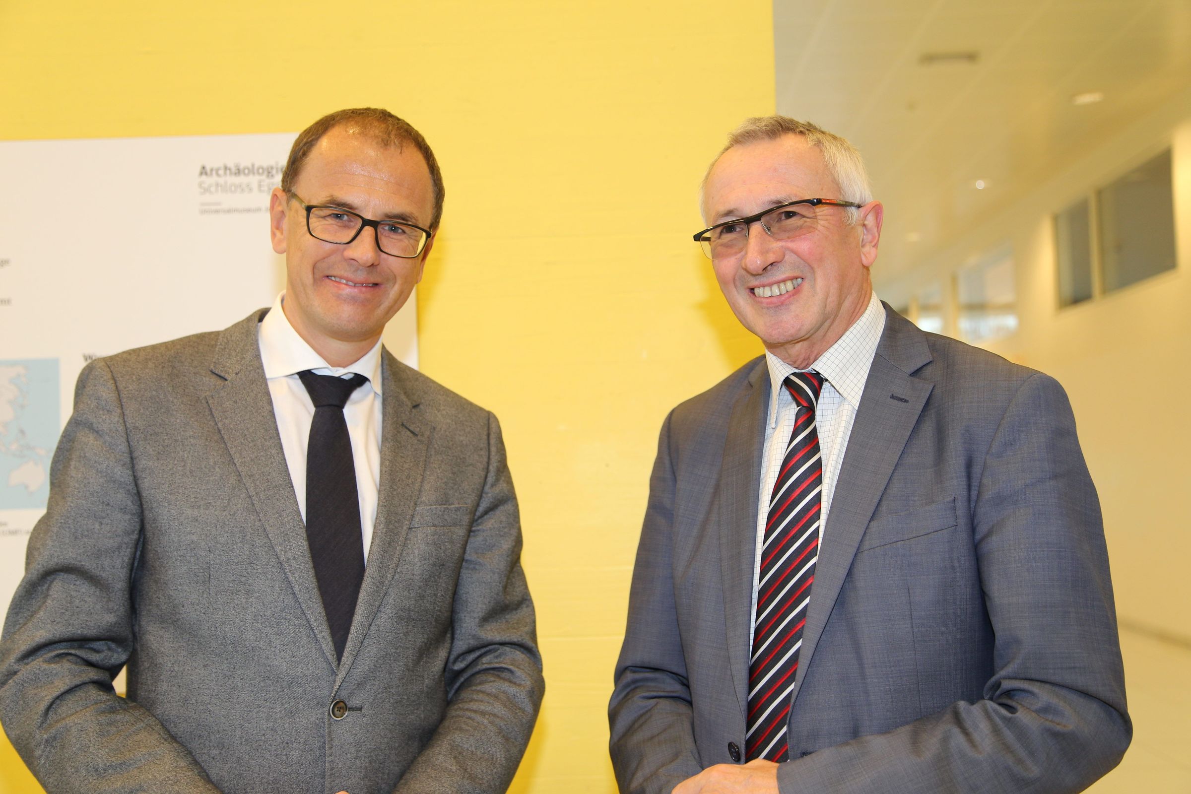 Hofrat Wolfgang Muchitsch und Rektor Karl Peter Pfeiffer eröffneten gemeinsam die Ausstellung.