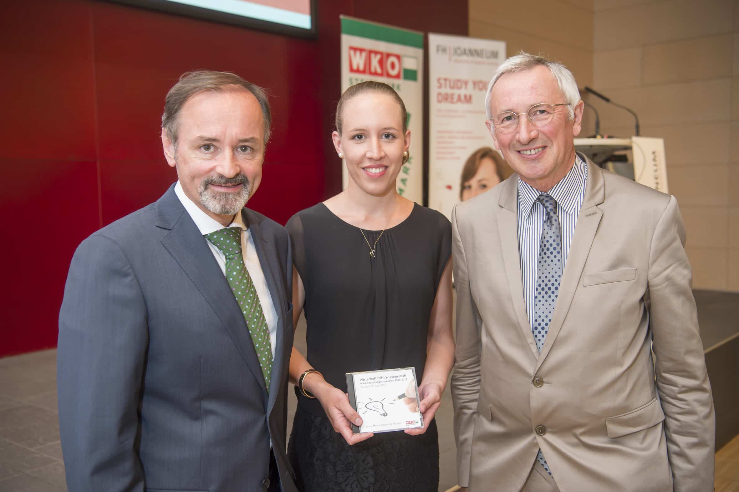 Betreuer Alexander Bogner, Anna Volpini de Maestri und Rektor Karl Peter Pfeiffer bei der Veranstaltung an der FH JOANNEUM. 