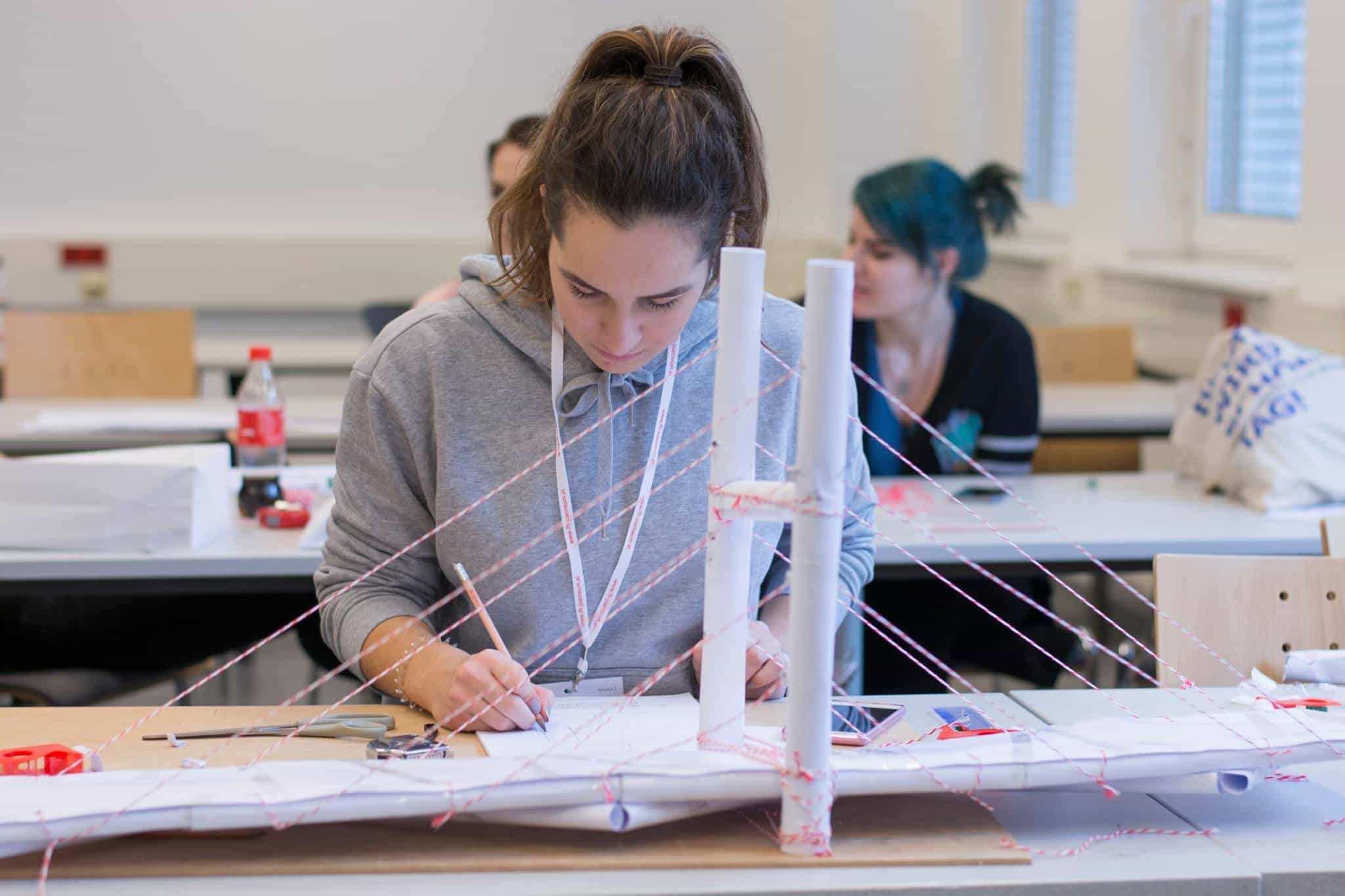 Die Schülerinnen und Schüler bei FUNTech 2017 bauten verschiedene Brückentypen aus Papier und testeten ihre Standhaftigkeit. (© FH JOANNEUM / Felix, Joachim) 
