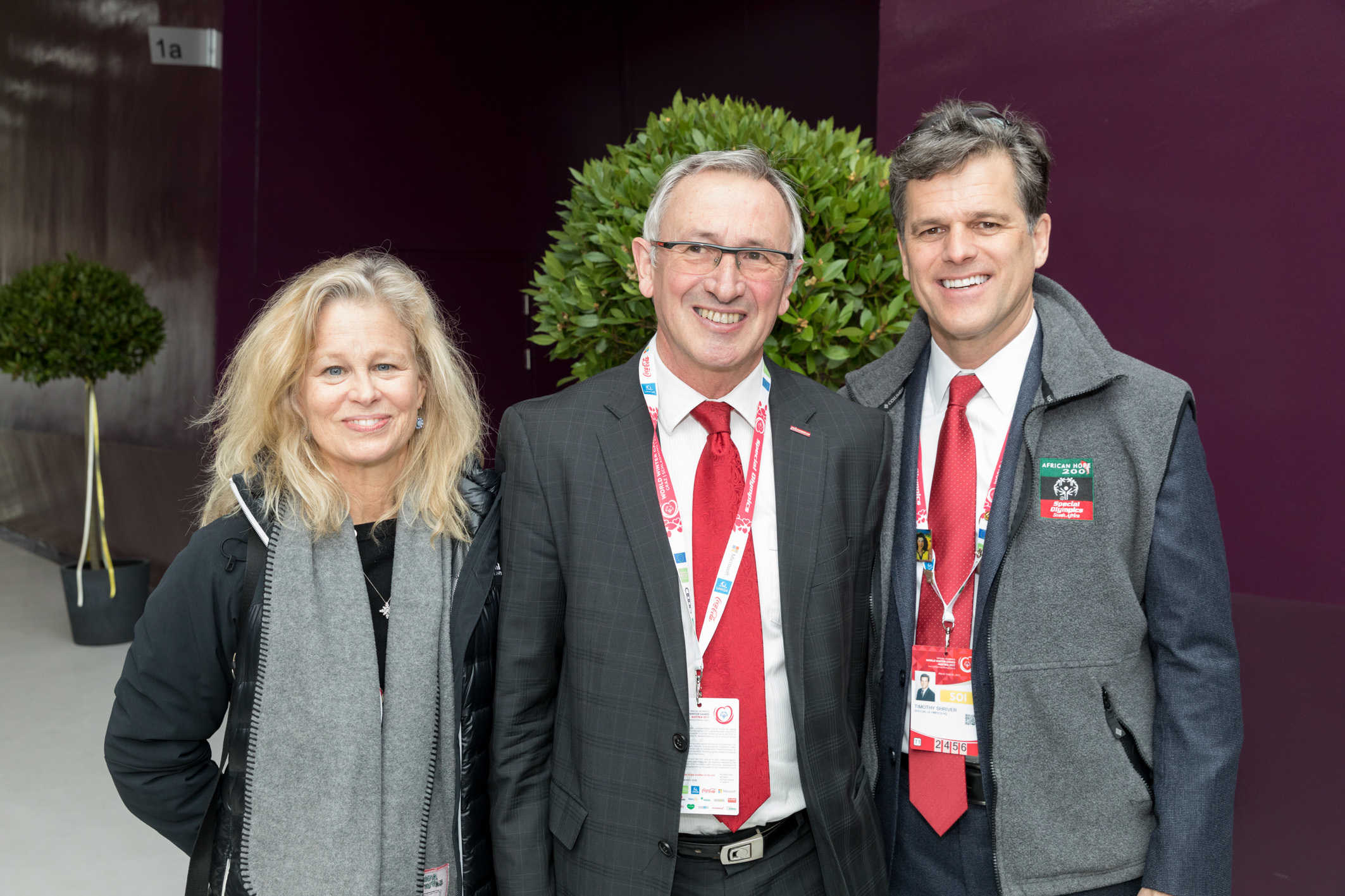 Rektor Karl Peter Pfeiffer (Mitte) mit Timothy Shriver, Präsident der Special Olympics, und seiner Frau Linda Potter bei der Eröffnungsfeier der World Winter Games in der Steiermark. (© Harry Schiffer)