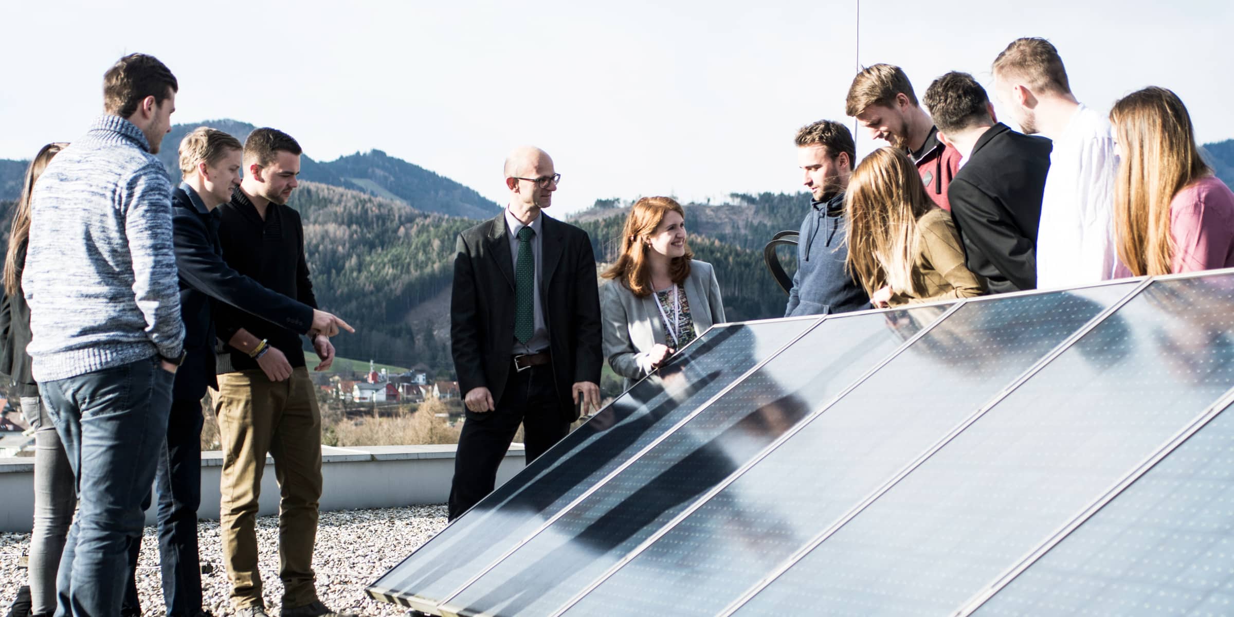 Studierende bekommen Wissen über Solarzellen vermittelt