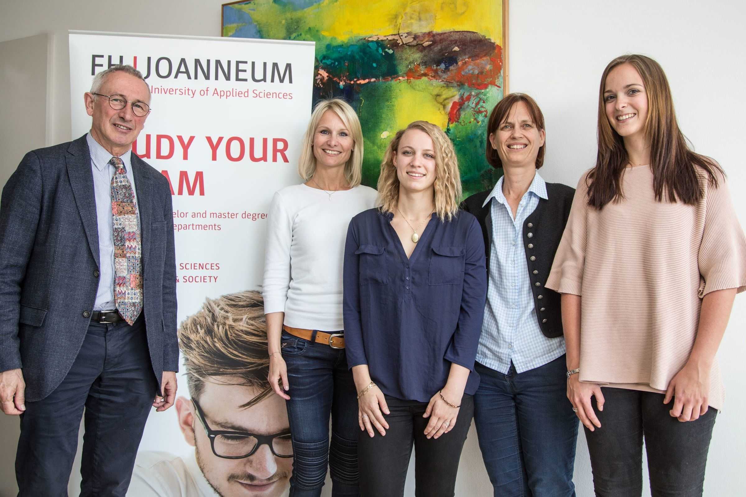 Von links nach rechts: Rektor der FH JOANNEUM Karl Pfeiffer, Lehrende Maria Kormann, Studentin Lea Wyss, Studiengangsleiterin Beate Salchinger und Studentin Sabrina Mildner