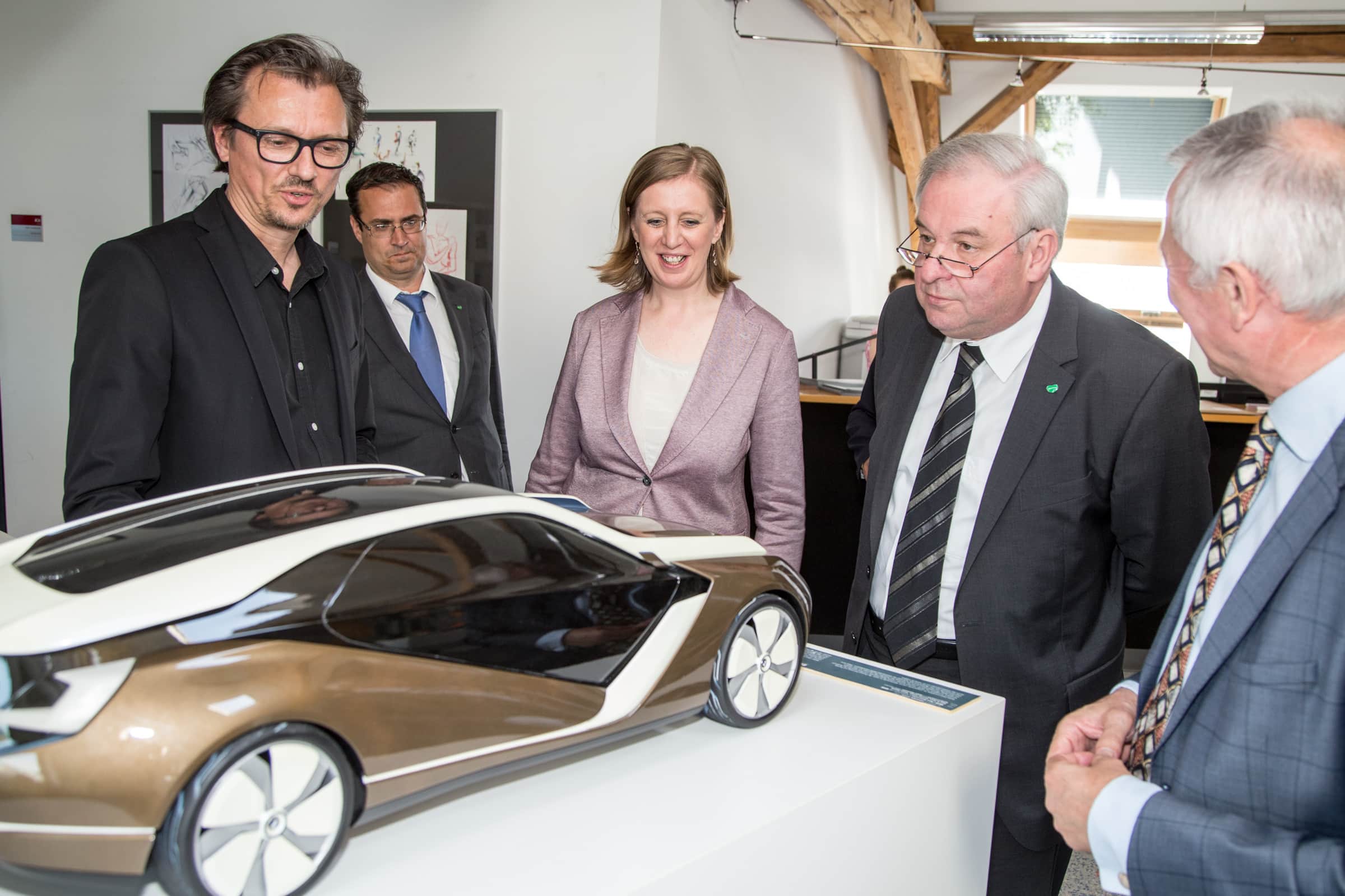 Barbara Eibinger-Miedl und Hermann Schützenhöfer begutachten ein Auto.