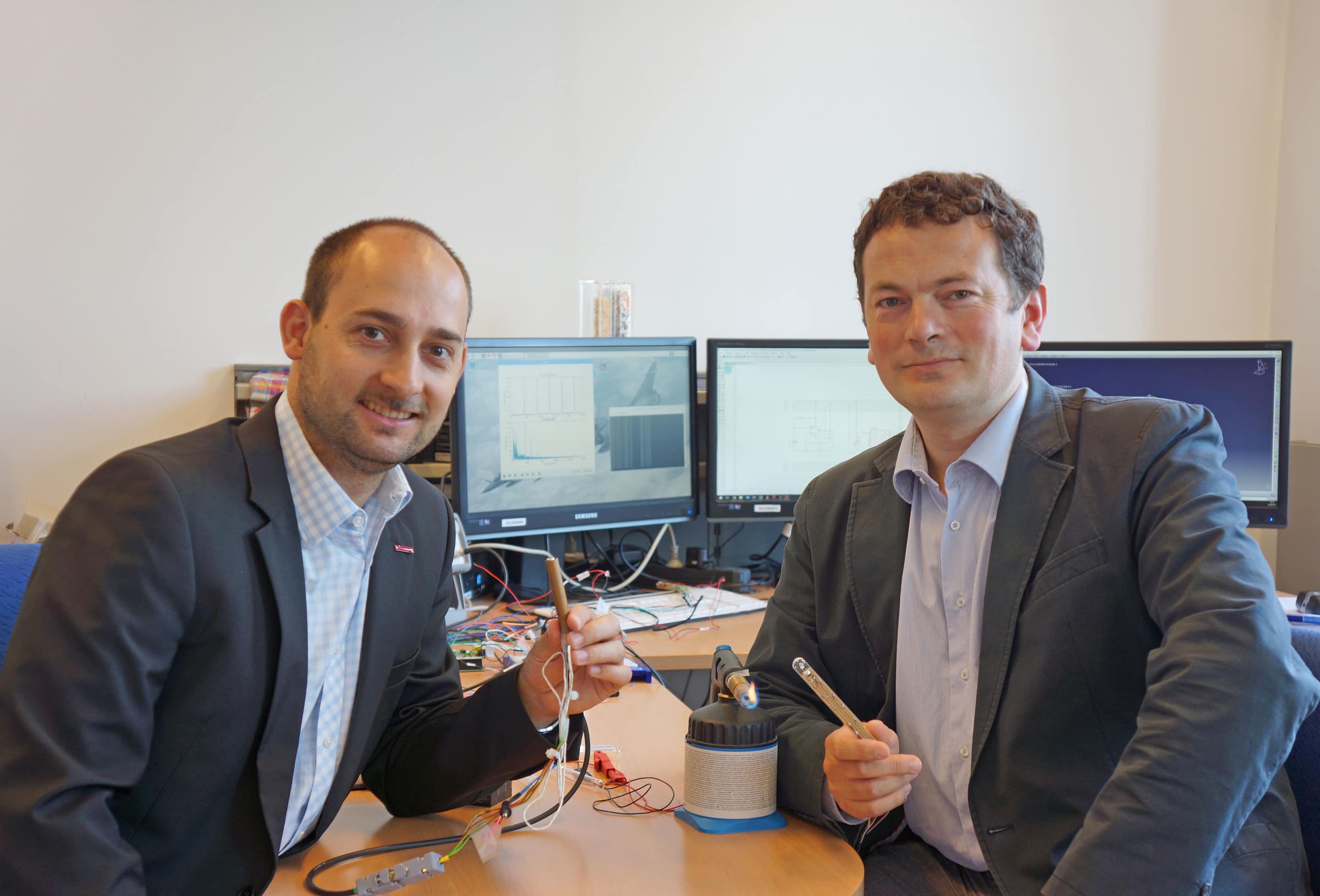 Lukas Andracher und Fabrice Giuliani mit der Sonde in der Hand.