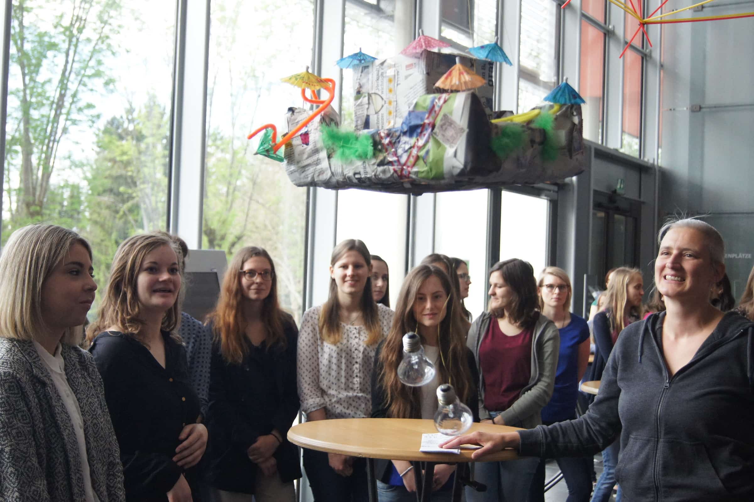 Künstlerin Helga Chibidziura und die Studierdenen präsentierten die entstandenen Werke. 