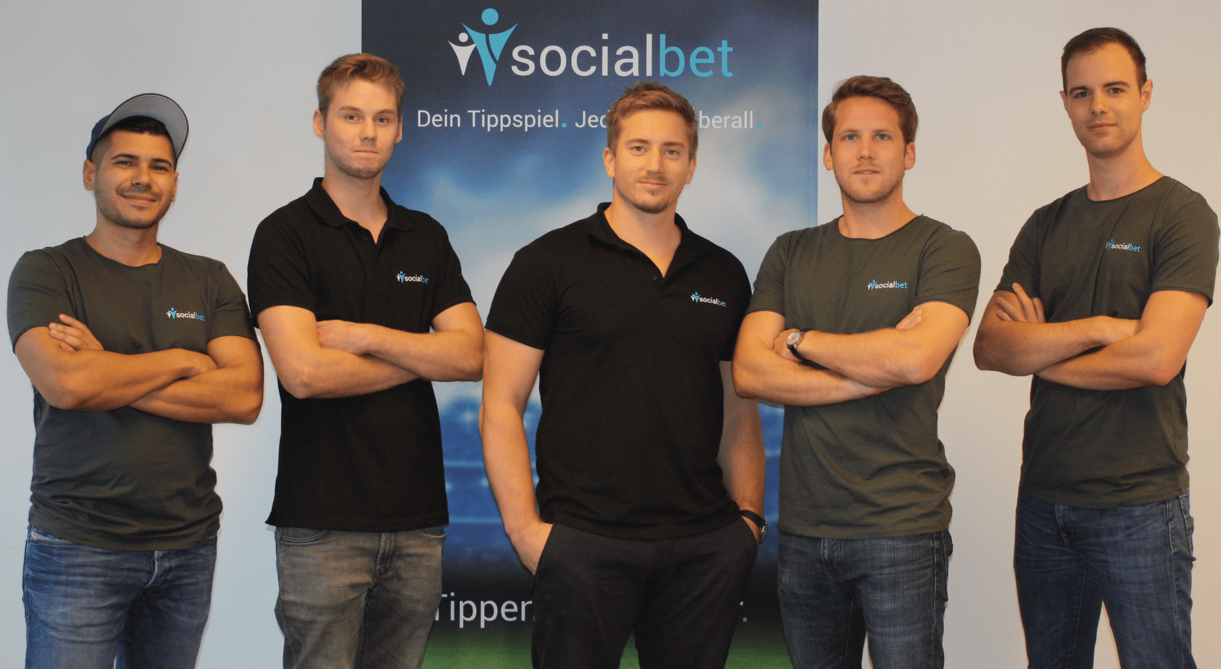 Philip Peinsold und Paul Polterauer mit dem Team von thesocialbet.