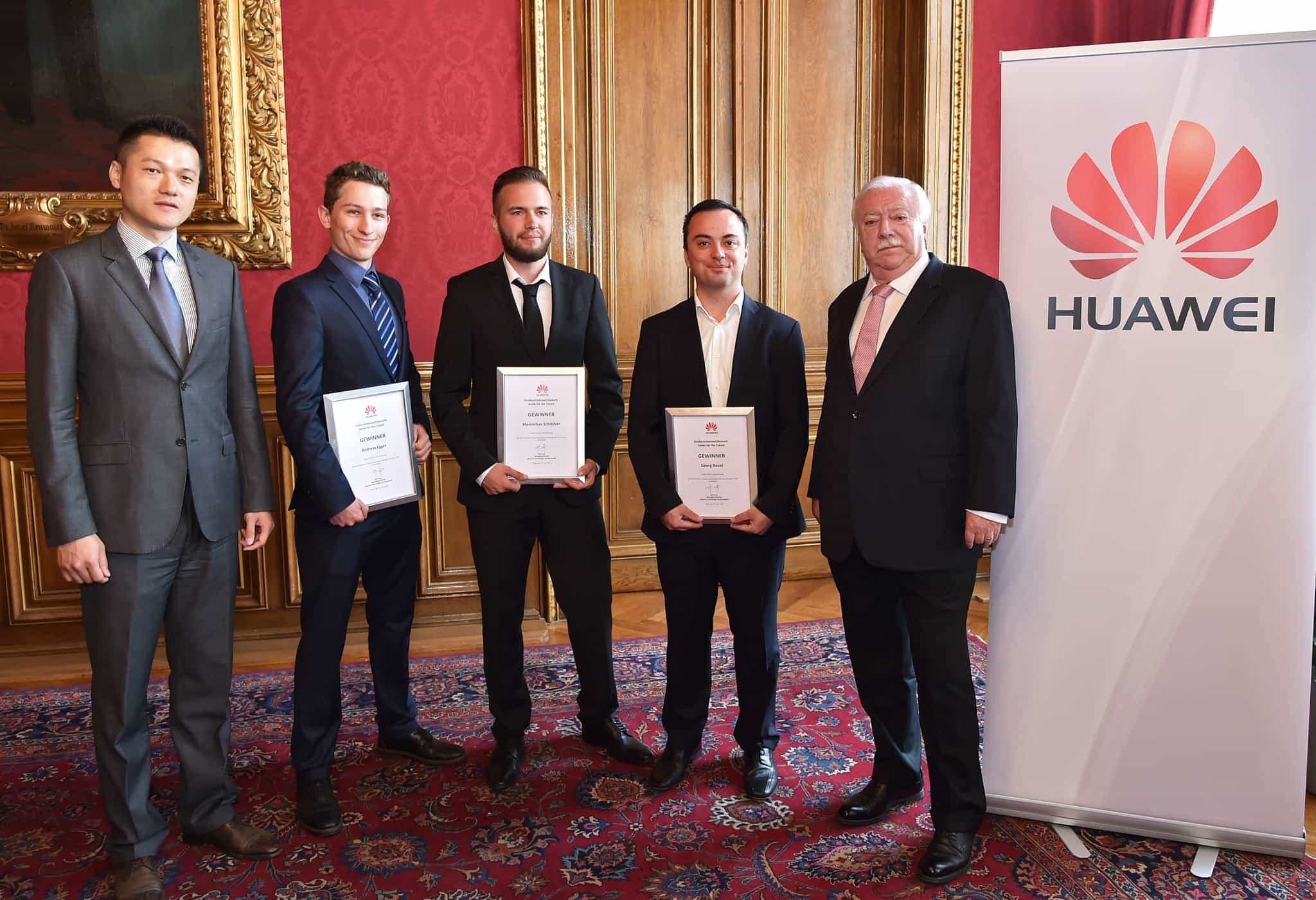 Bürgermeister Michael Häupl und Jay Peng, CEO Huawei Österreich, gratulieren den Studierenden der FH JOANNEUM Georg Bauer, Andreas Egger und Maximilian Schreiber. 