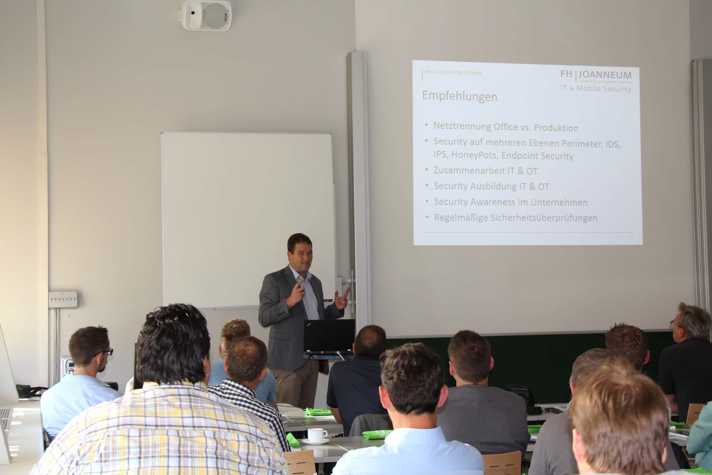 Klaus Gebeshuber, Lehrender am Institut Internet-Technologien & -Anwendungen, bei der Auftaktveranstaltung des „Industrial Cyber Security Styria“ Netzwerk an der FH JOANNEUM in Kapfenberg.