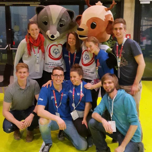 Studierende mit den Maskottchen der Special Olympics World Winter Games in der Steiermark
