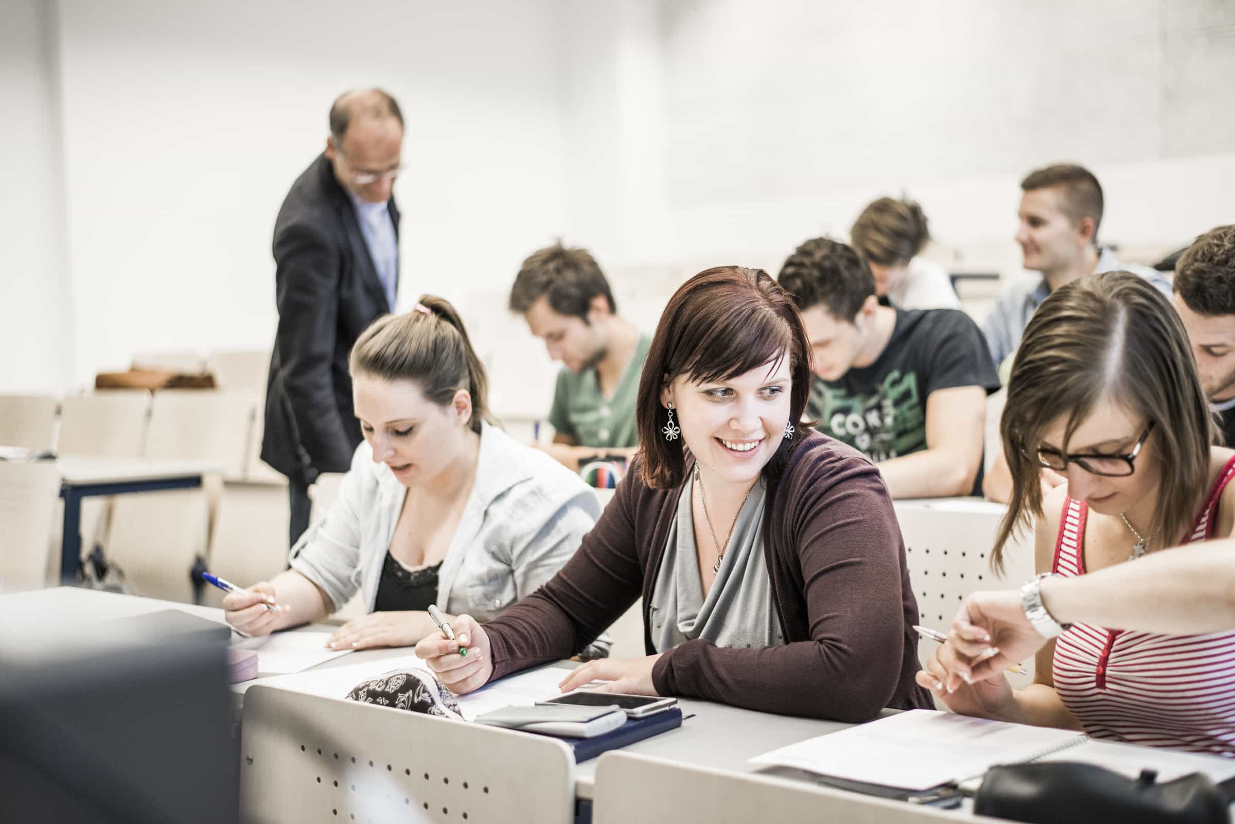 Foto mit Studierenden in einem Hörsaal.