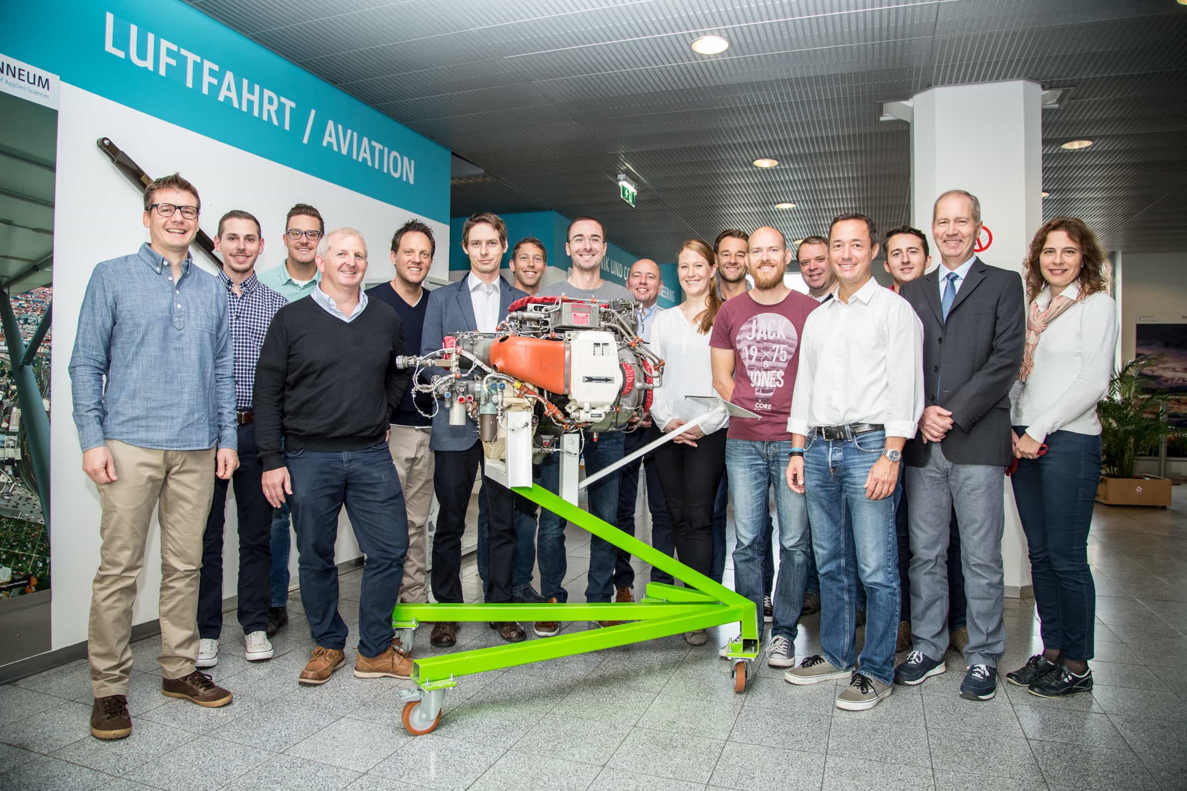 Porträtfoto mit den Verantwortlichen sowie Teilnehmerinnen und Teilnehmern des ersten Lehrgangs von Luftverkehrsmanagement.