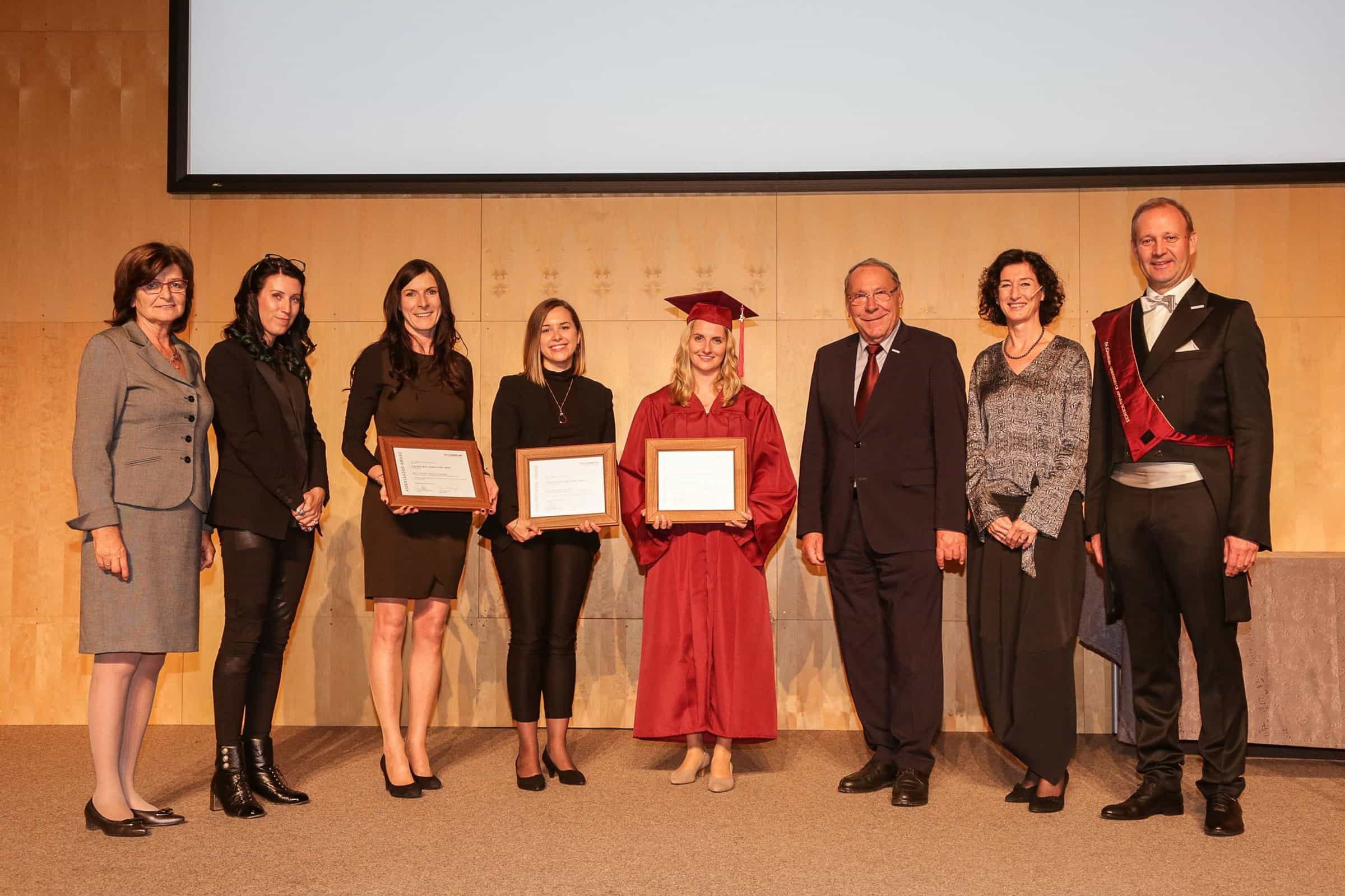 Von links nach rechts: Bürgermeisterin Christine Siegel, Stefanie Wolf, Ambassador Preisträgerin Maria Schulze, High Potential Preisträgerin Caroline Jandl, High Potential Preisträgerin Eva Karner, Aufsichtsratsvorsitzender Günther Witamwas, Institutsleiterin Eva Adamer-König und Vizerektor der FH JOANNEUM Werner Fritz.