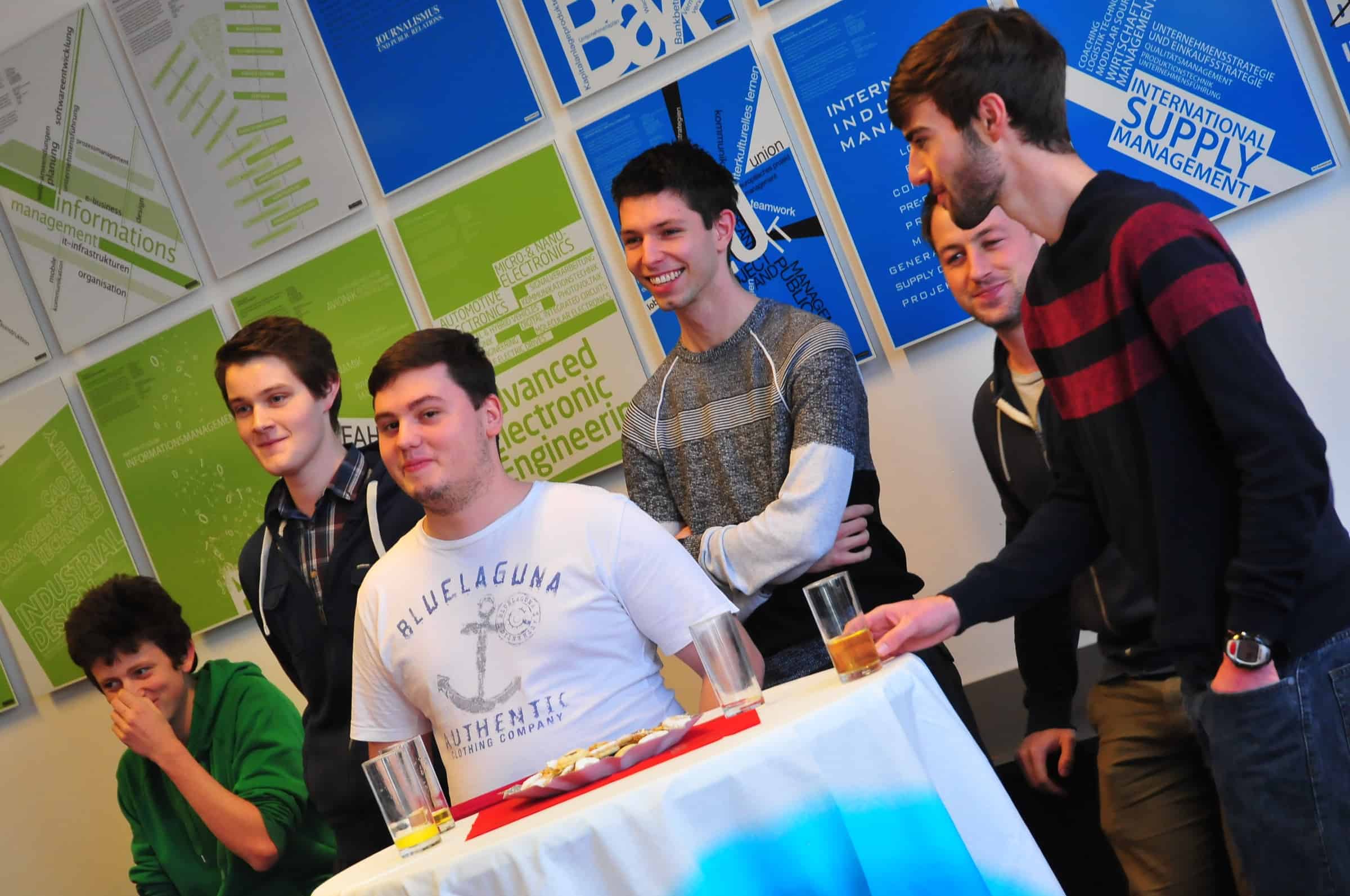 Der Studiengang "Elektronik und Computer Engineering" feiert Weihnachten und ehrt seine Leistungsstipendiaten 2
