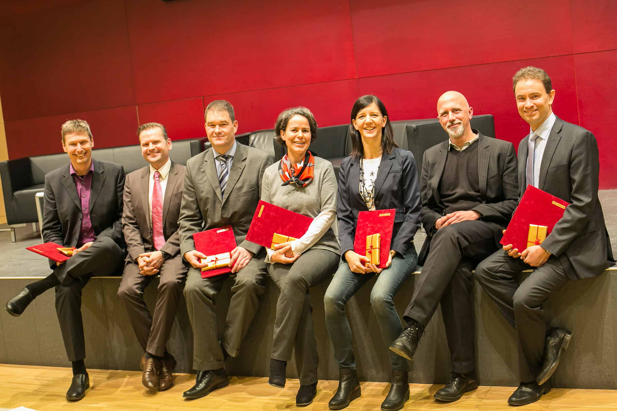 Porträtfoto mit den Gewinnerinnen und Gewinnern des Teaching Awards Harald A. Friedl, Helmut Michl, Klaus Gebeshuber, Ulrike Zankel-Pichler, Manuela Hatz, Thomas Wolkinger und Peter Woditschka.