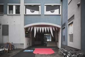 Kunst im öffentlichen Raum oder „Warum hat der Eingang Zähne?“