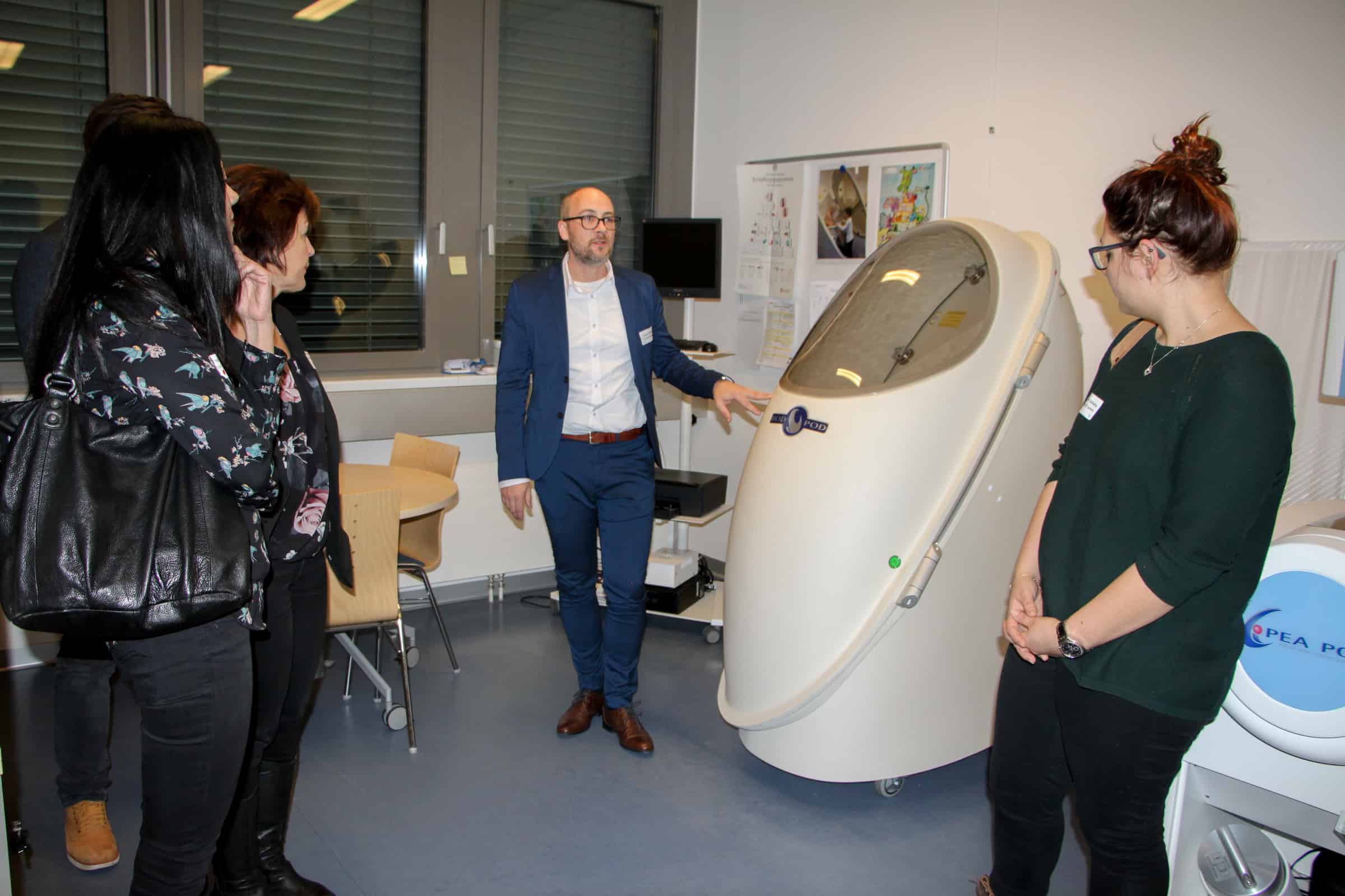 Personen besichtigen das Health Perception Lab der FH JOANNEUM.
