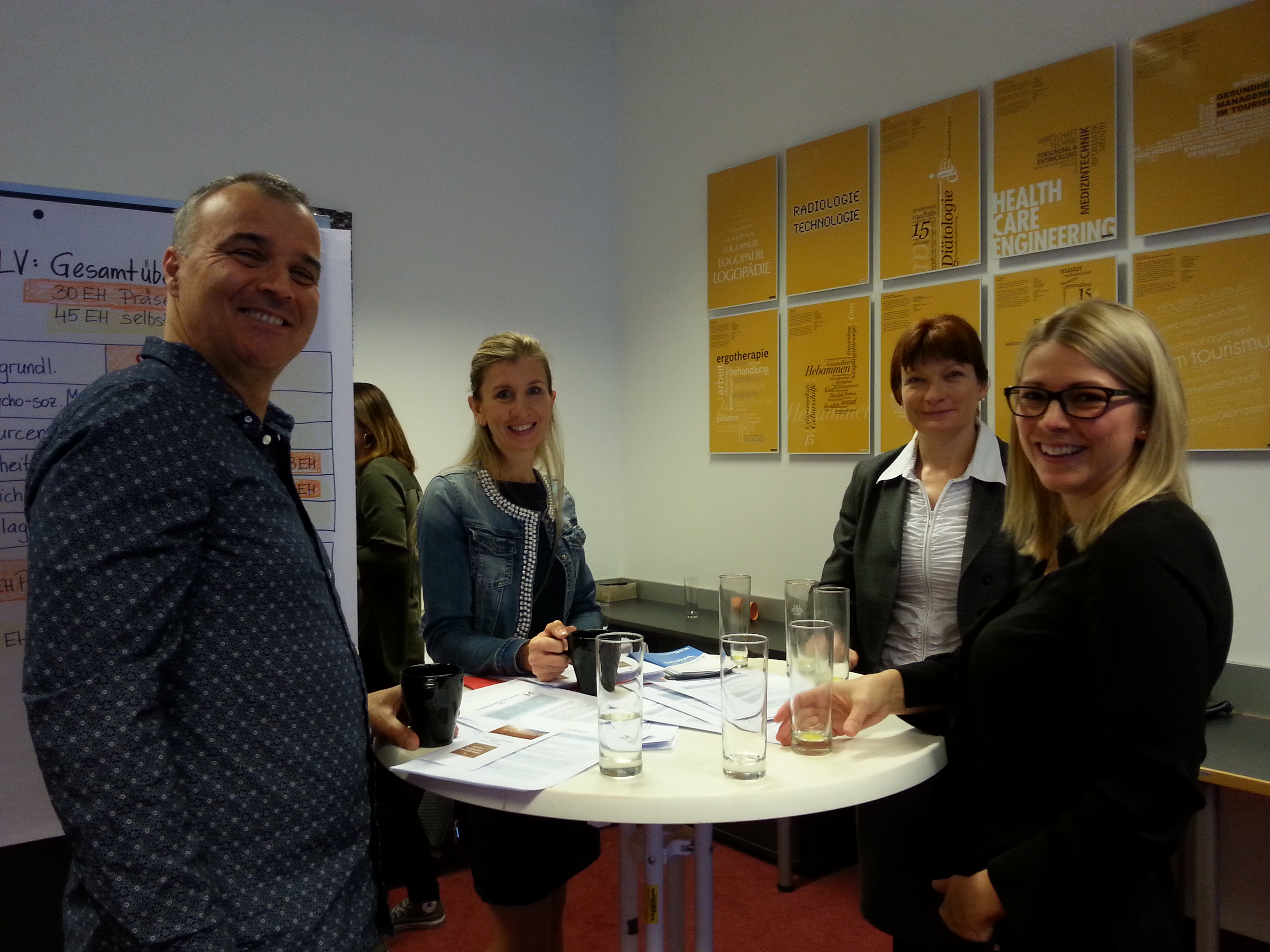 Gert Enzi, Christine Kogler, Sabine Proßnegg und Bettina Folli bei einer Marktstanddiskussion.