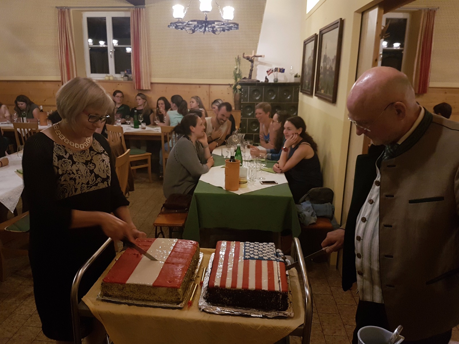 Die Geburtstagstorte mit Programmleitern James Miller und Elisabeth Fattinger.