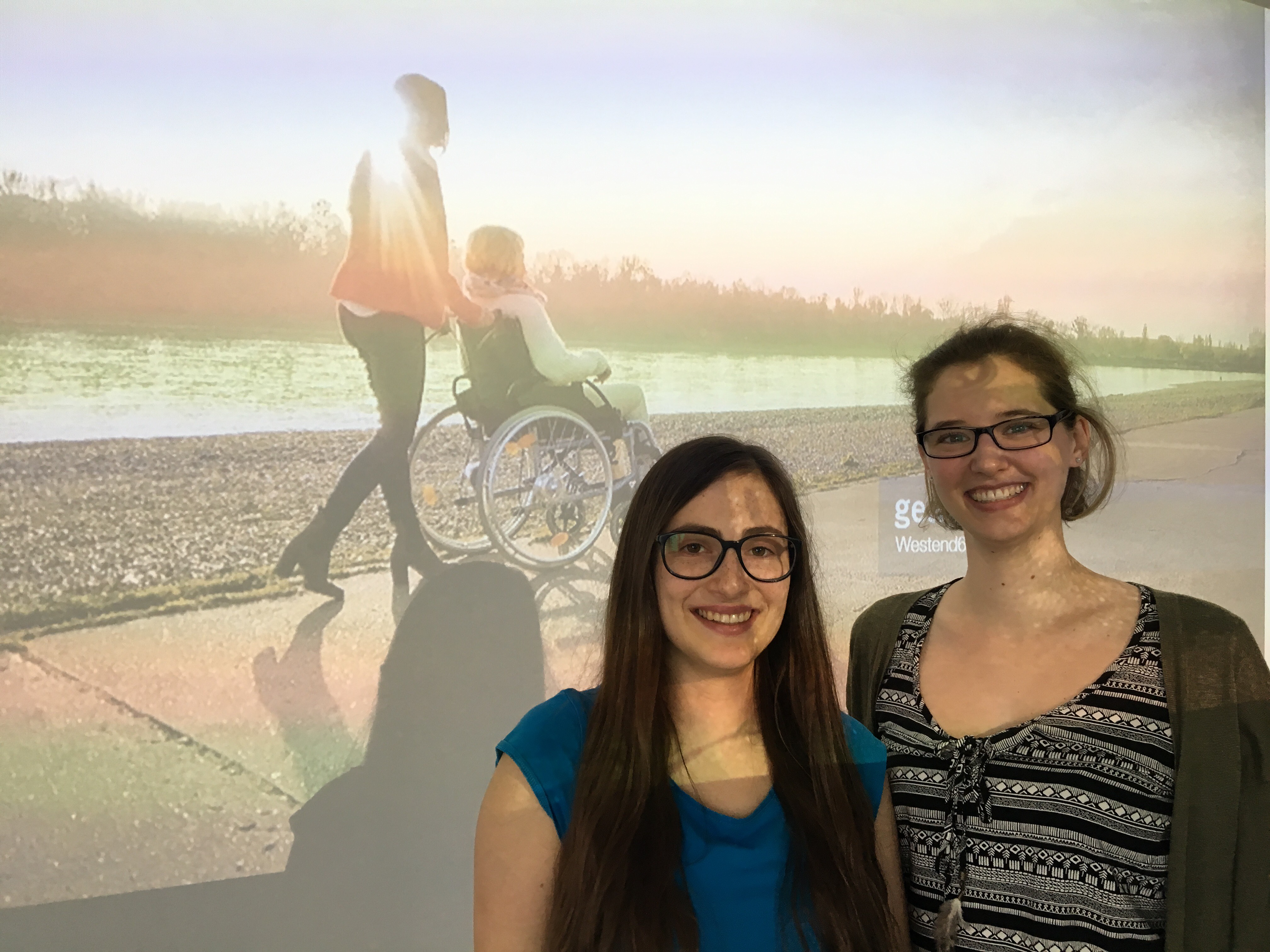 Porträtbild mit zwei Studierenden von Diätologie.