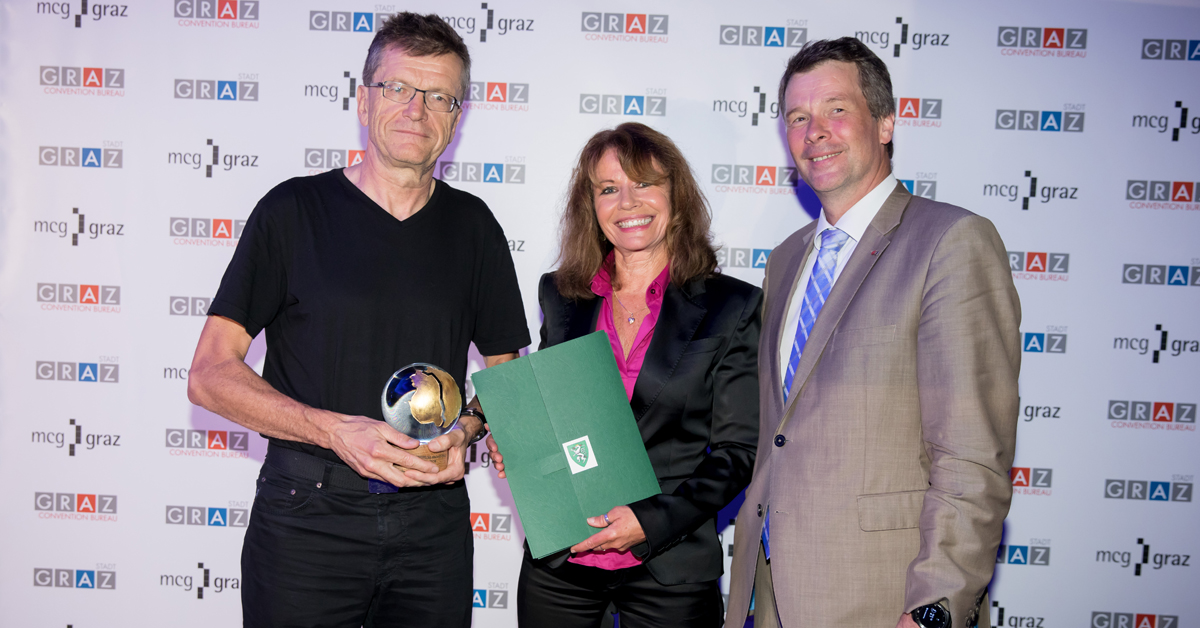 Josef Gründler und Michaela Bernreiter mit Pokal und Zertifikat.