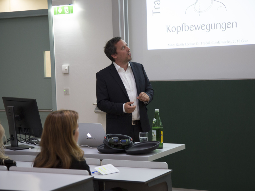 Voller Hörsaal bei der Guest Lecture von Fredrik Gundelsweiler