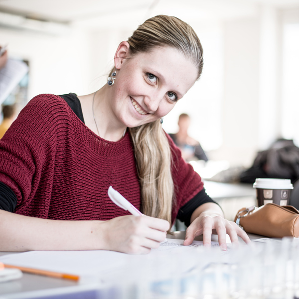 Eva Kienzl mit einem Stift in der Hand.