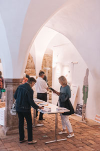 Personen besichtigen die Ausstellung.