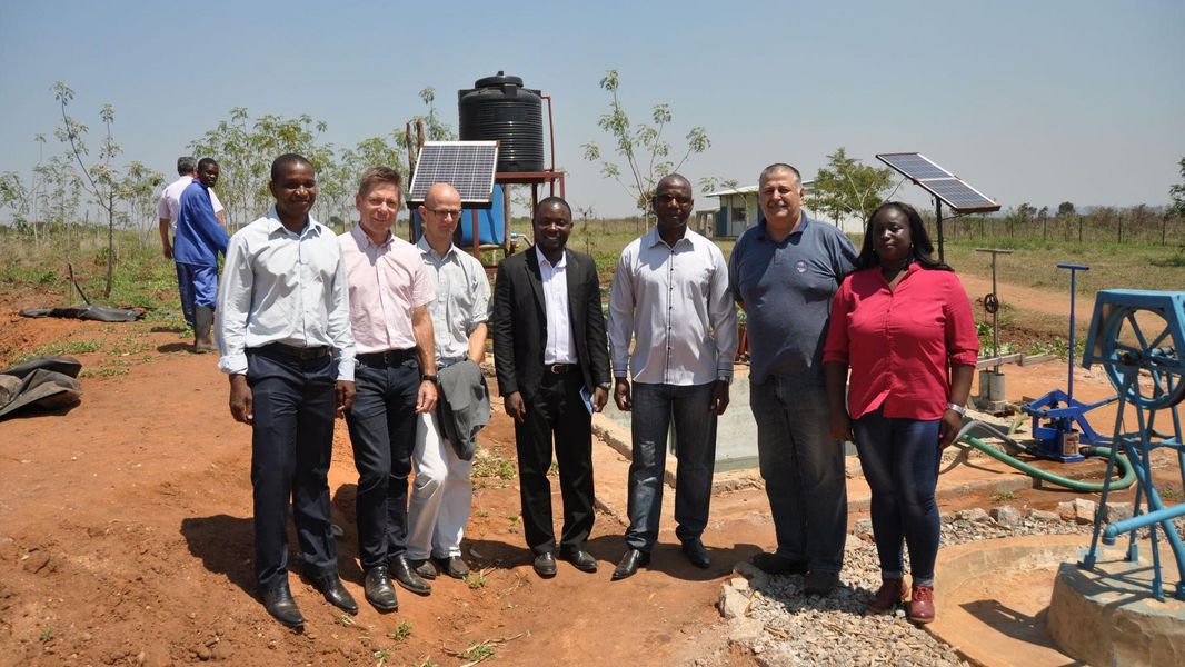 Von Zwei die nach Afrika aufbrachen, um erneuerbare Energie zu unterrichten 1