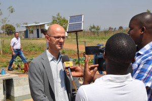 Von zweien, die nach Afrika aufbrachen, um erneuerbare Energie zu unterrichten