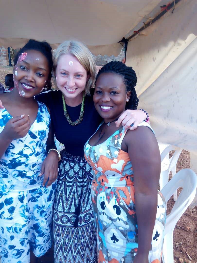 Anna Schrempf mit zwei Frauen aus Uganda.