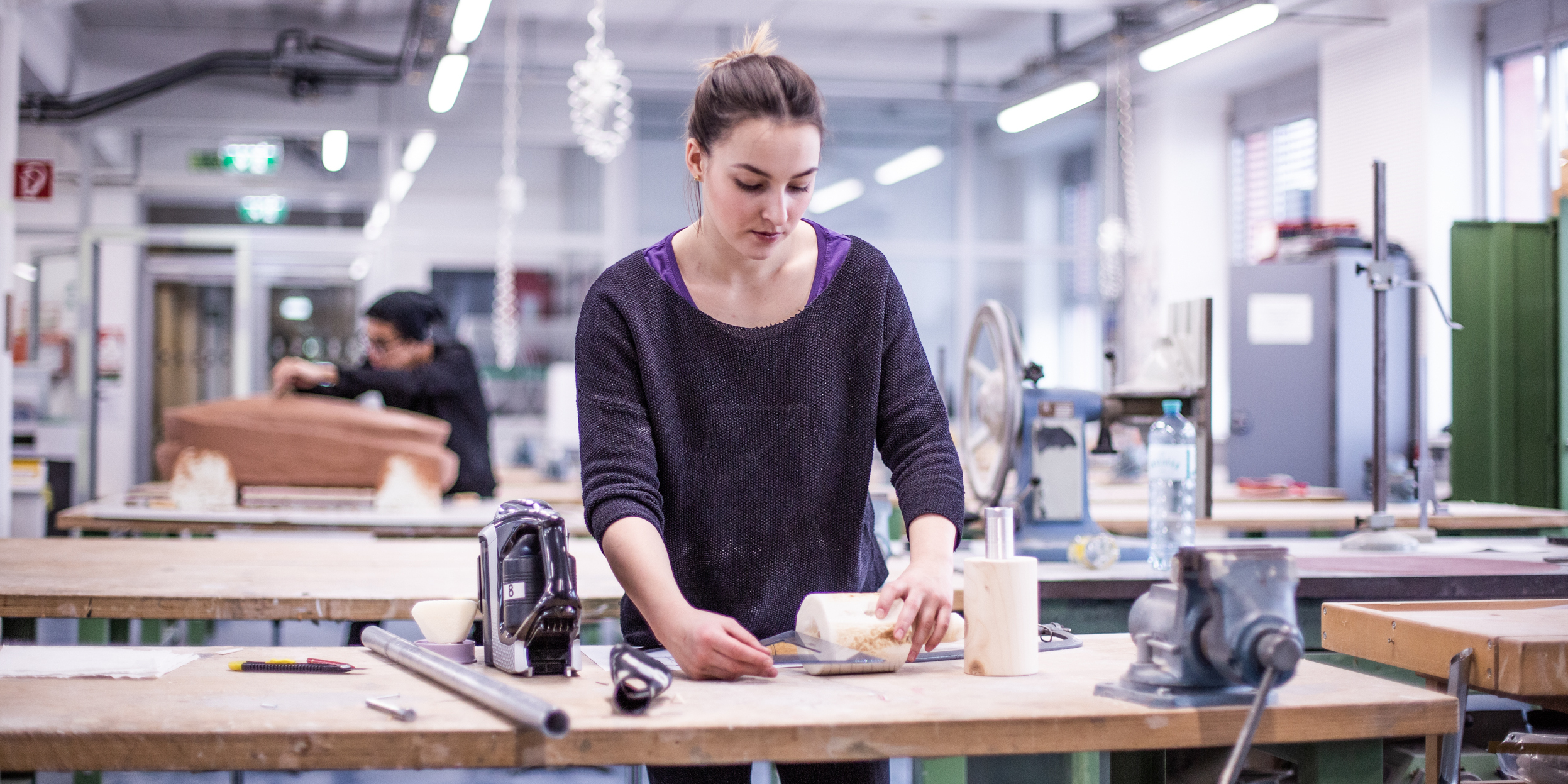 Anna Petritsch in der Designwerkstatt.