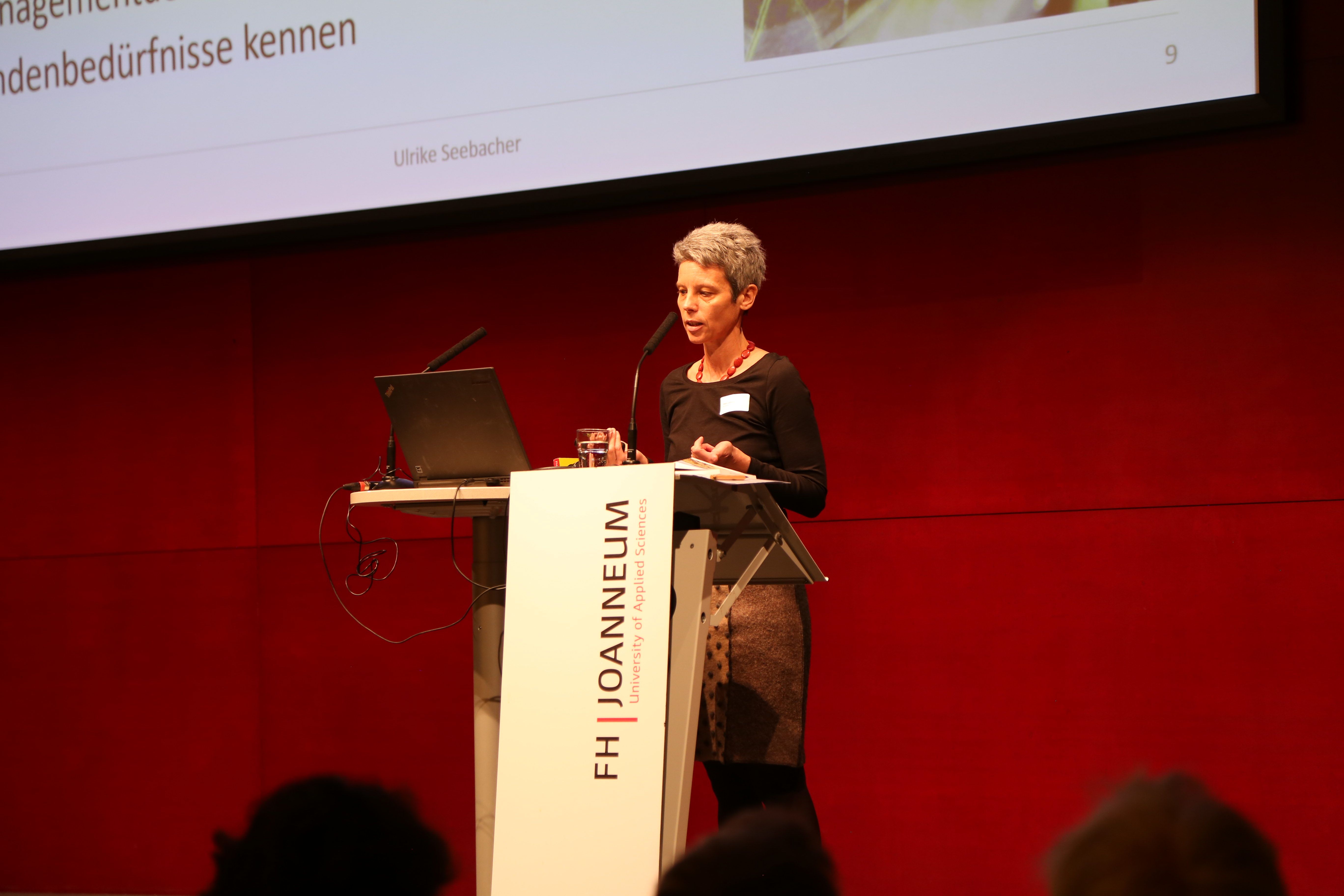 Ulrike Seebacher bei der Veranstaltung an der FH JOANNEUM.
