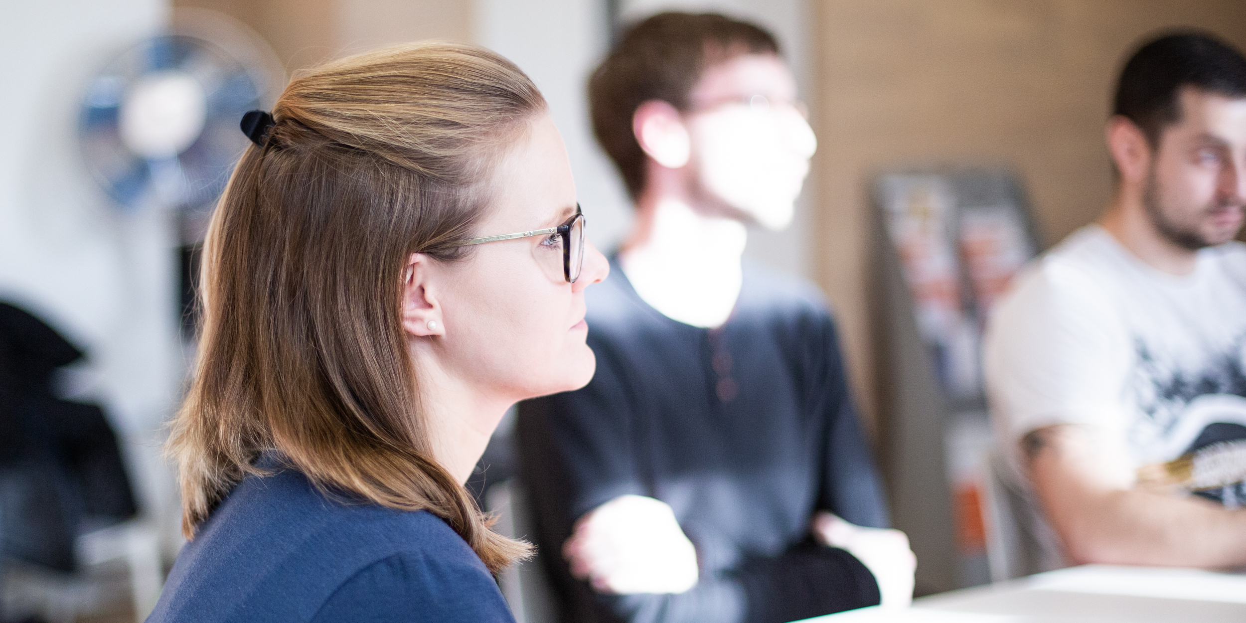 Nathalie Schmoll widmet sich den Inhalten ihres Studiums.