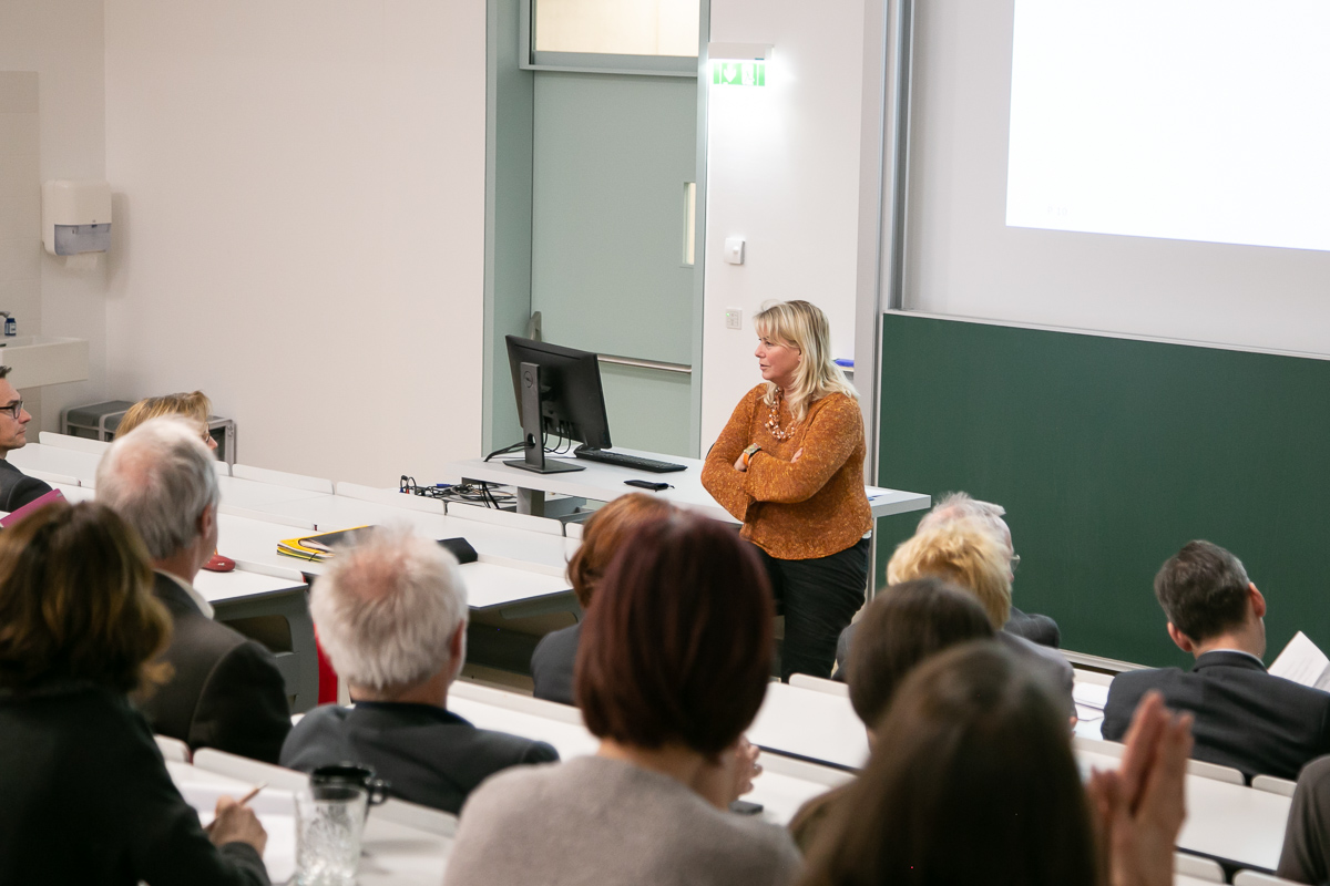 Edeltraud Hanappi-Egger stellt ein Modell zur universitären Leistungsbewertung im Kontext vor.