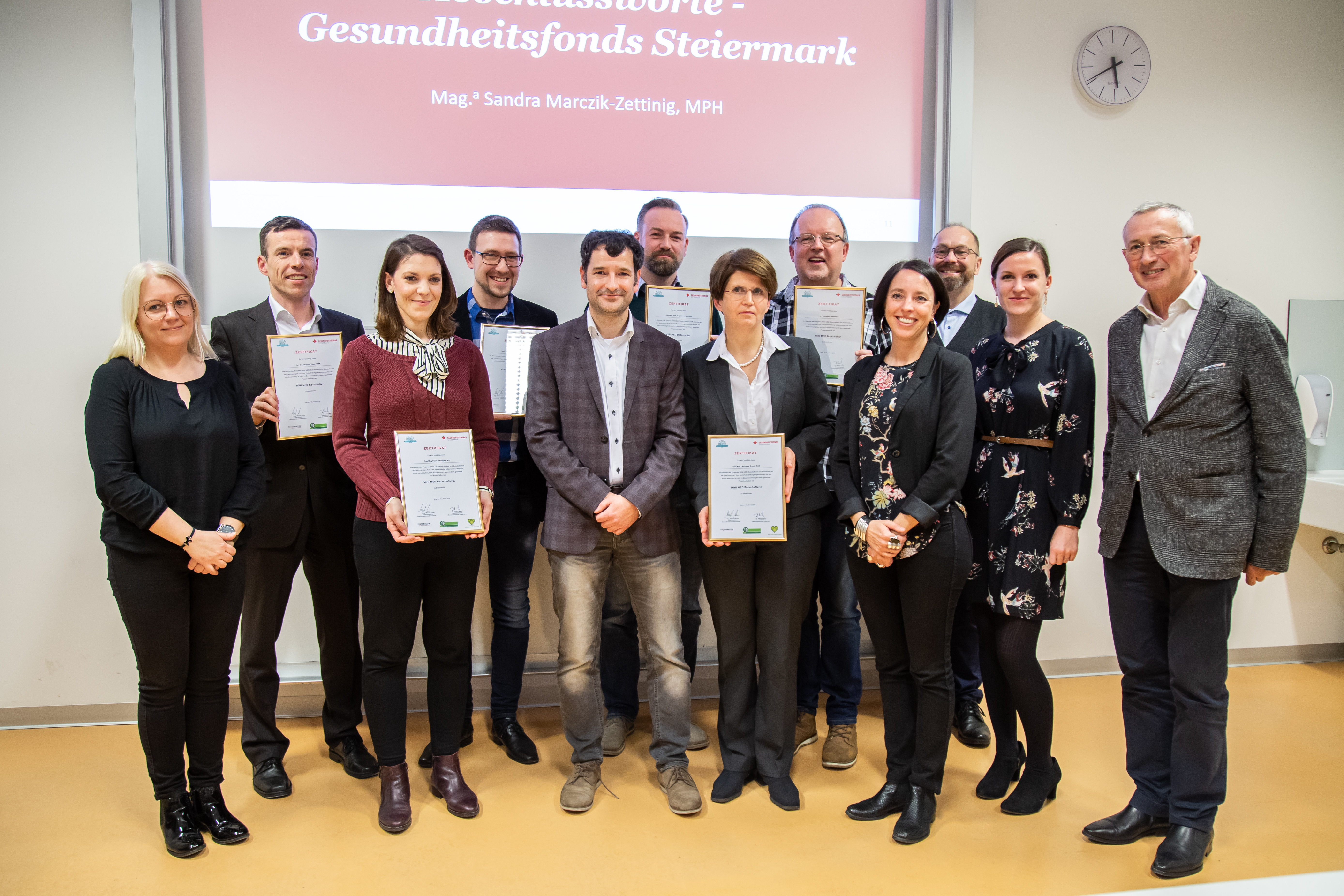 Foto mit den MINI MED Botschafterinnen und Botschaftern.