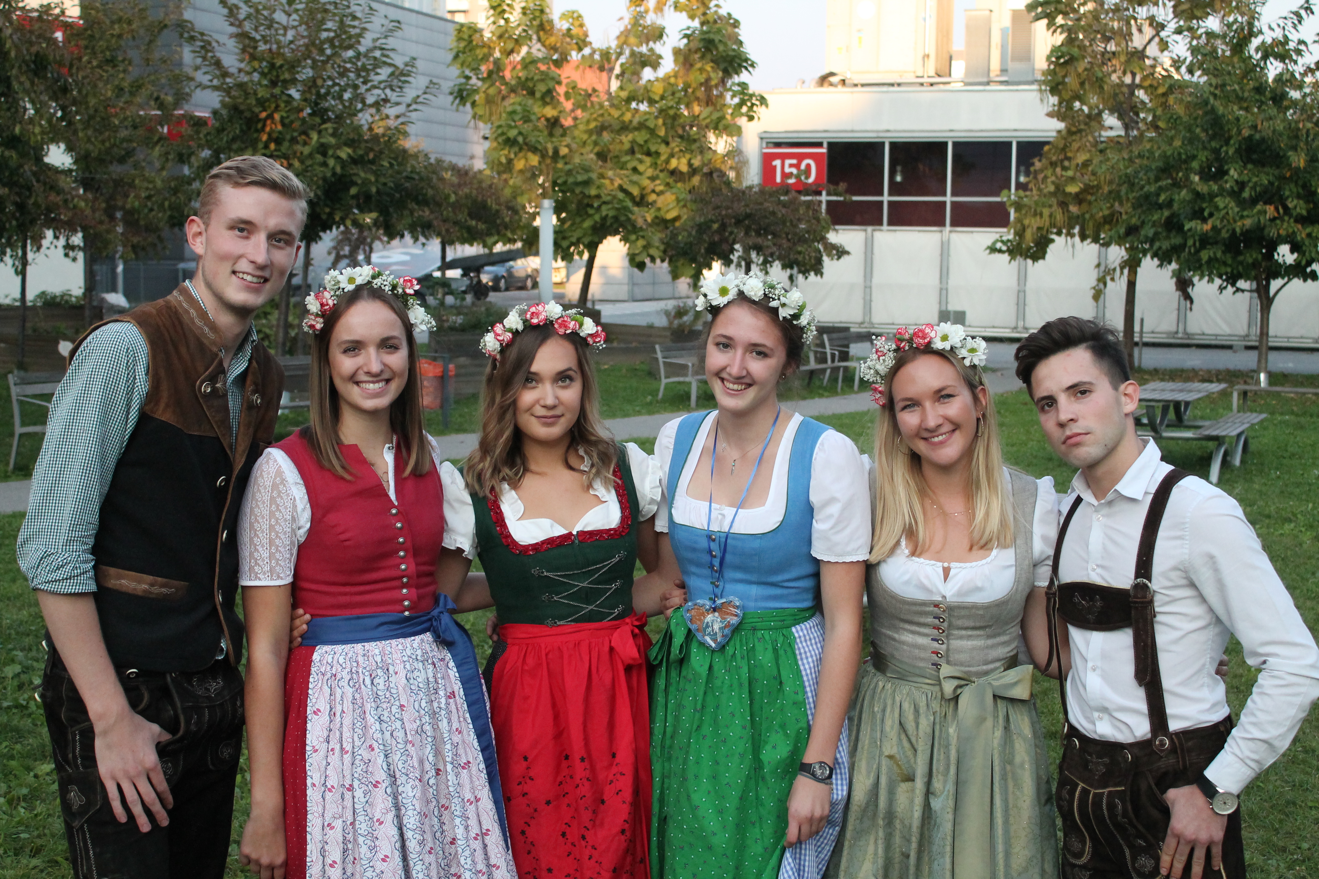 Die Organisatorinnen und Organisatoren des Charity-Oktoberfests an der FH JOANNEUM.