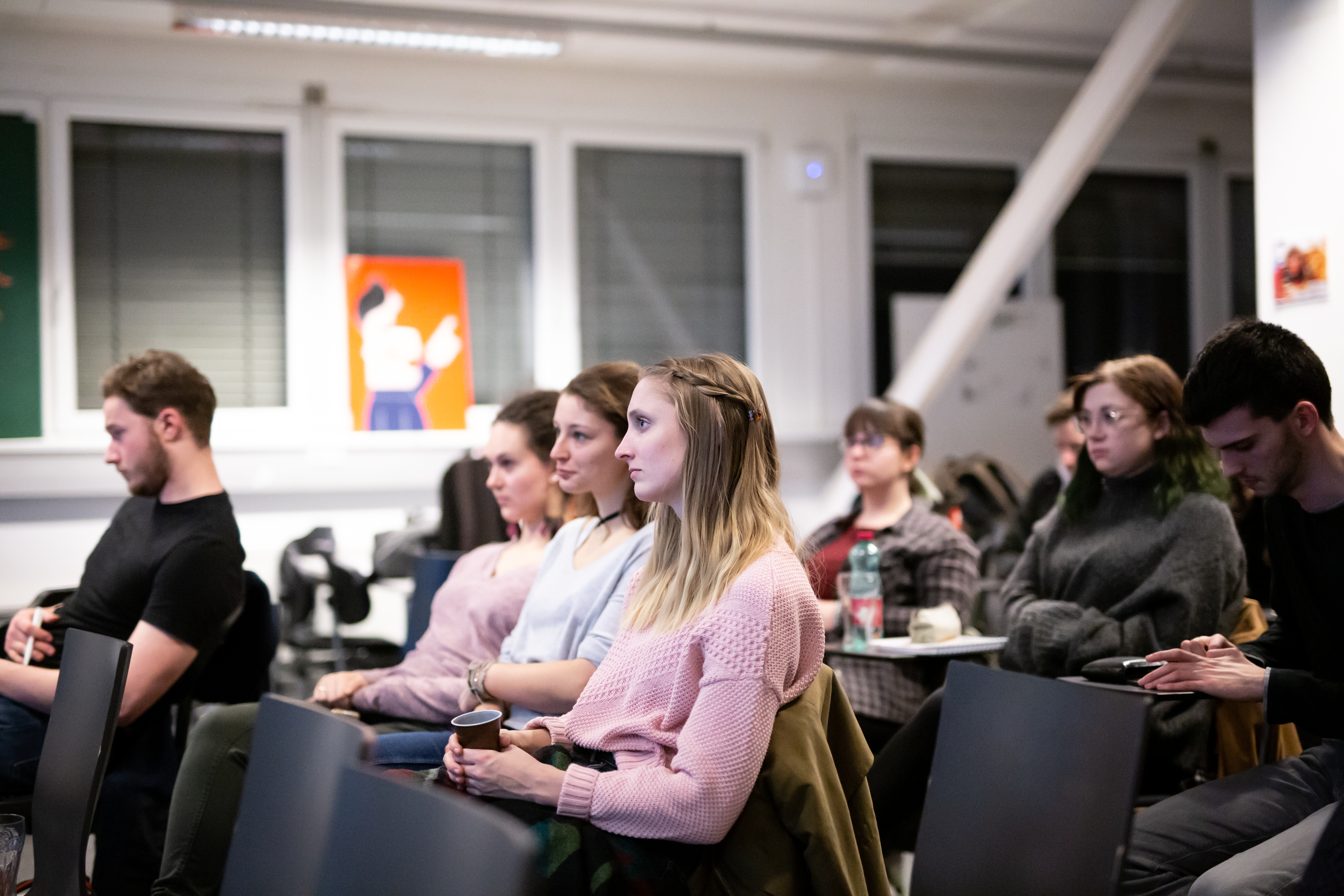 Studierende hören der Lecture gespannt zu.