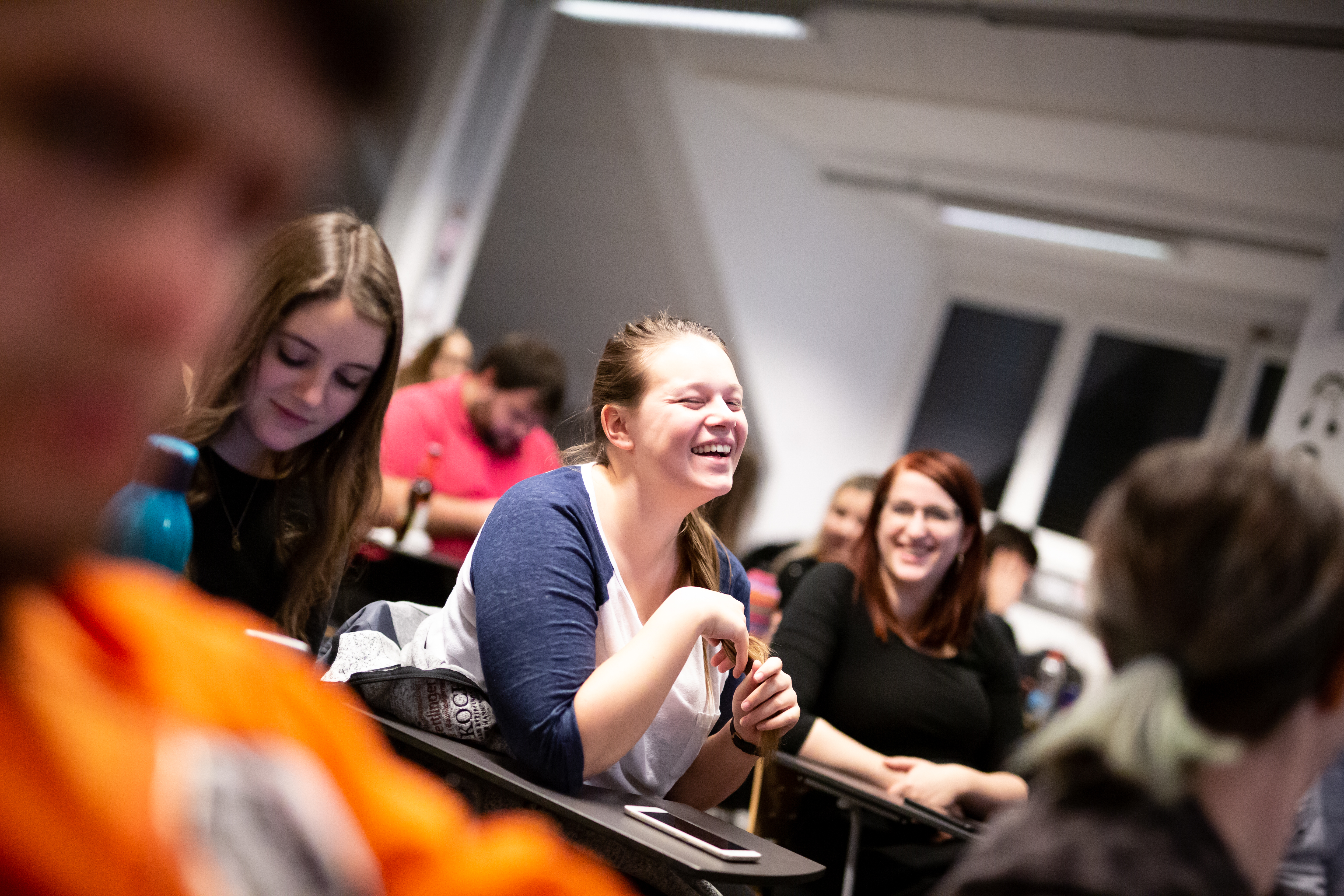 Studierende hören der Lecture gespannt zu.