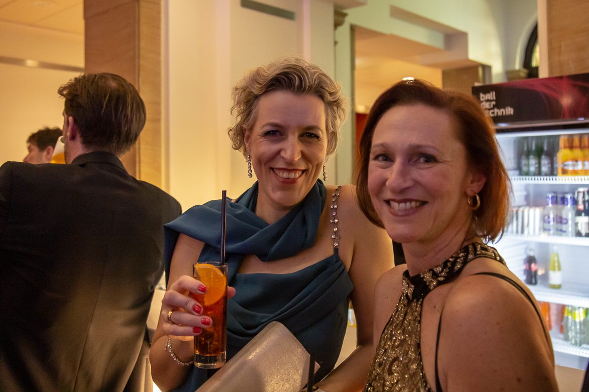 Zwei Besucherinnen beim Ball der Technik