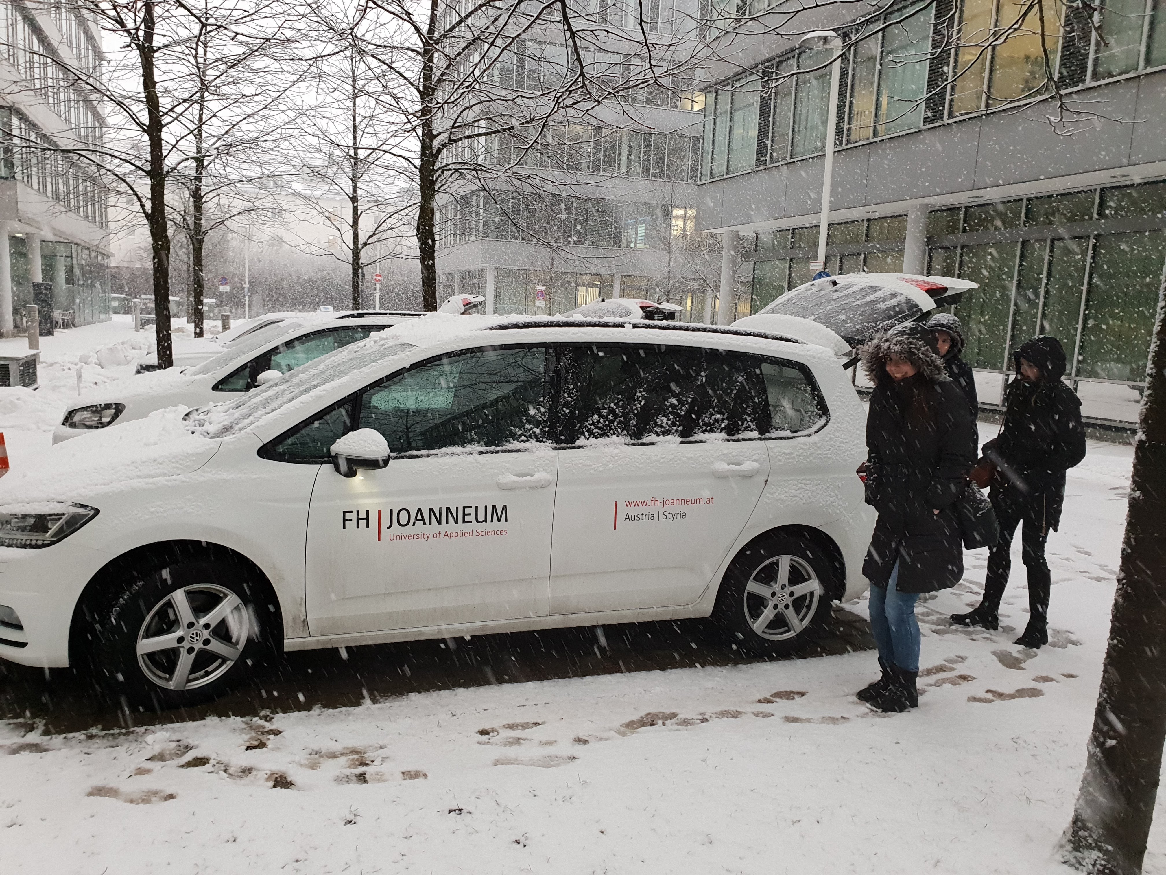 Auto der FH JOANNEUM bei dichtem Schneefall.