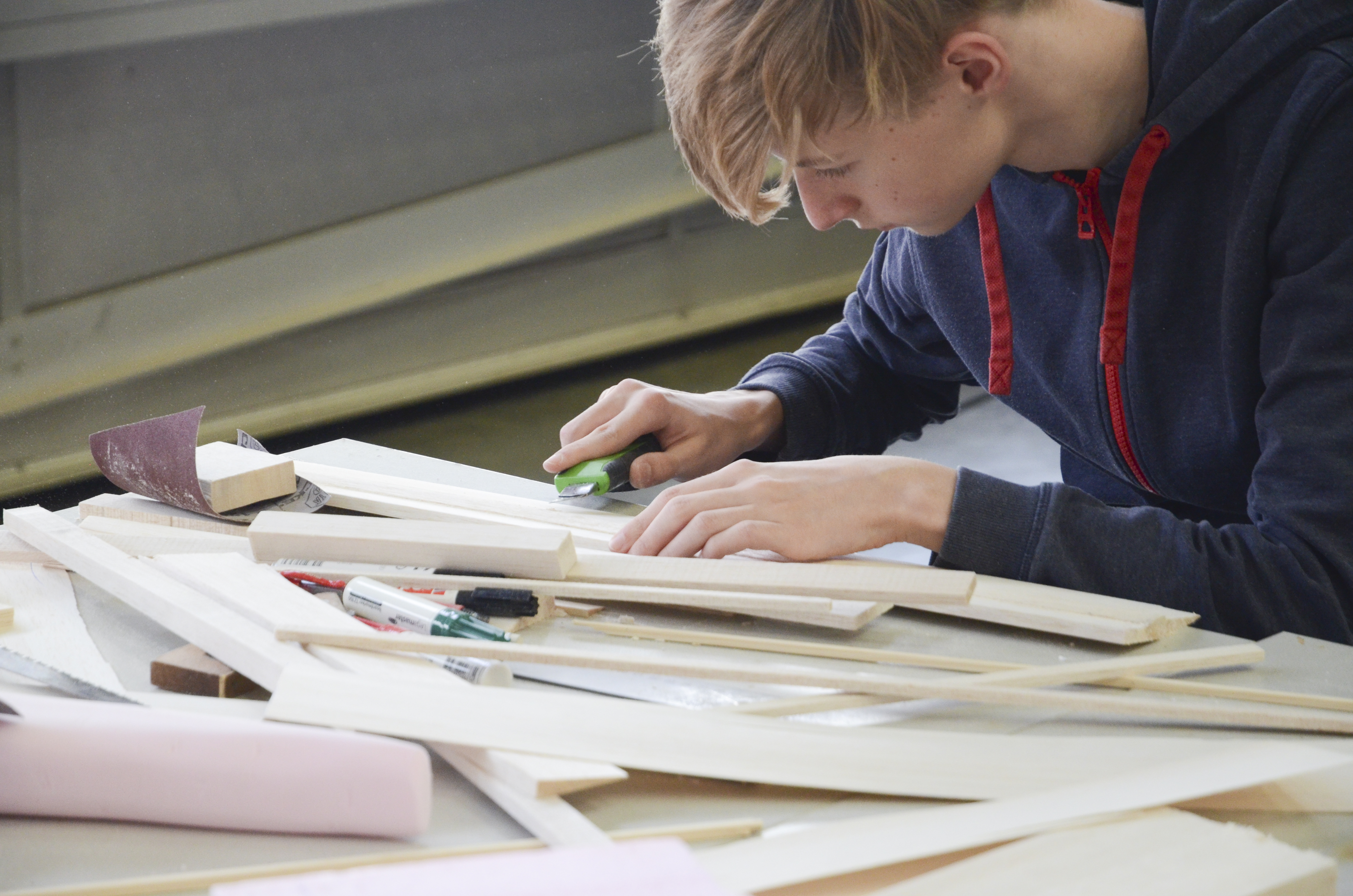 Schüler bastelt mit Holz bei Funtech.