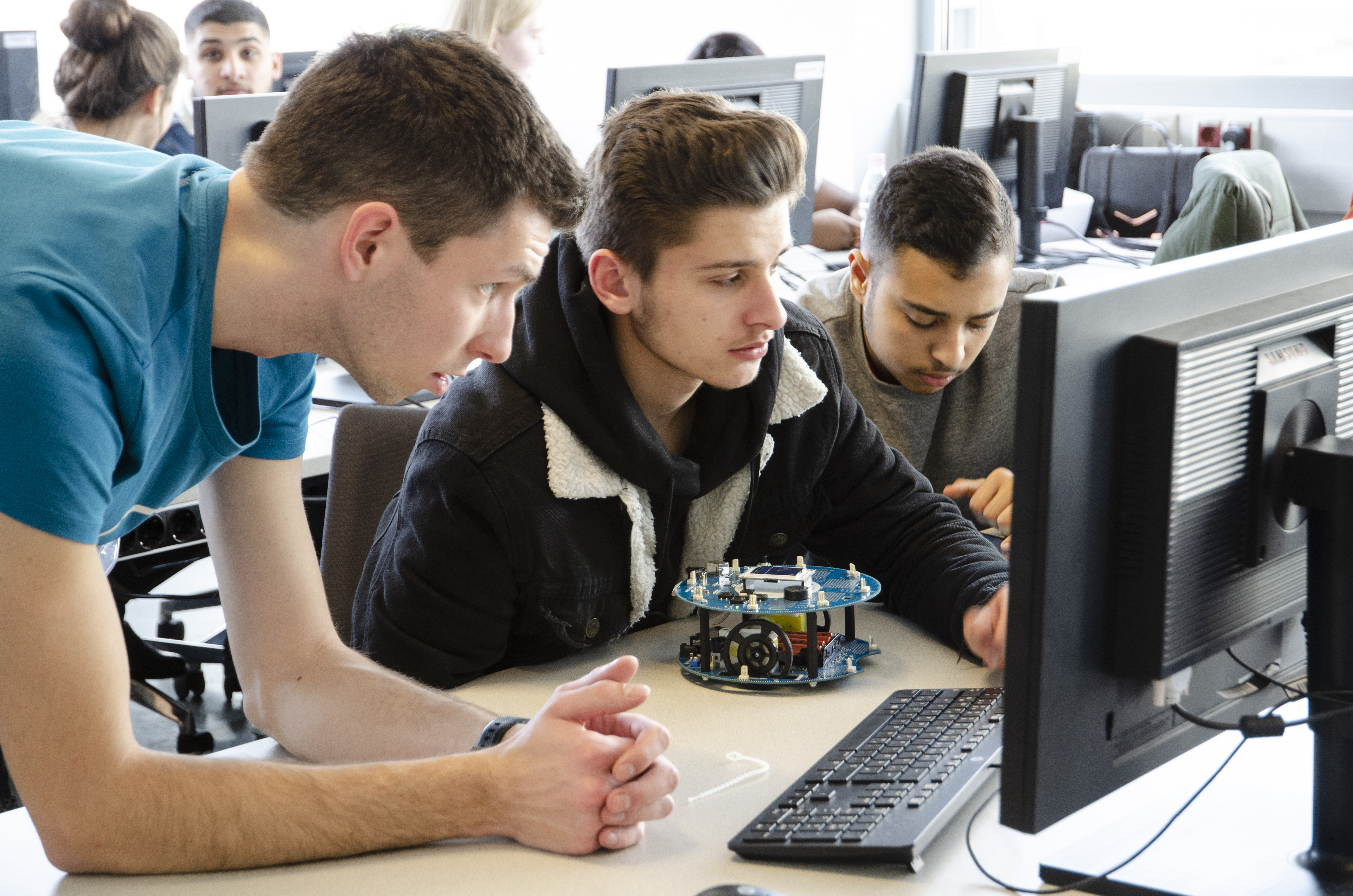 Schüler sitzen bei Funtech vor dem PC.