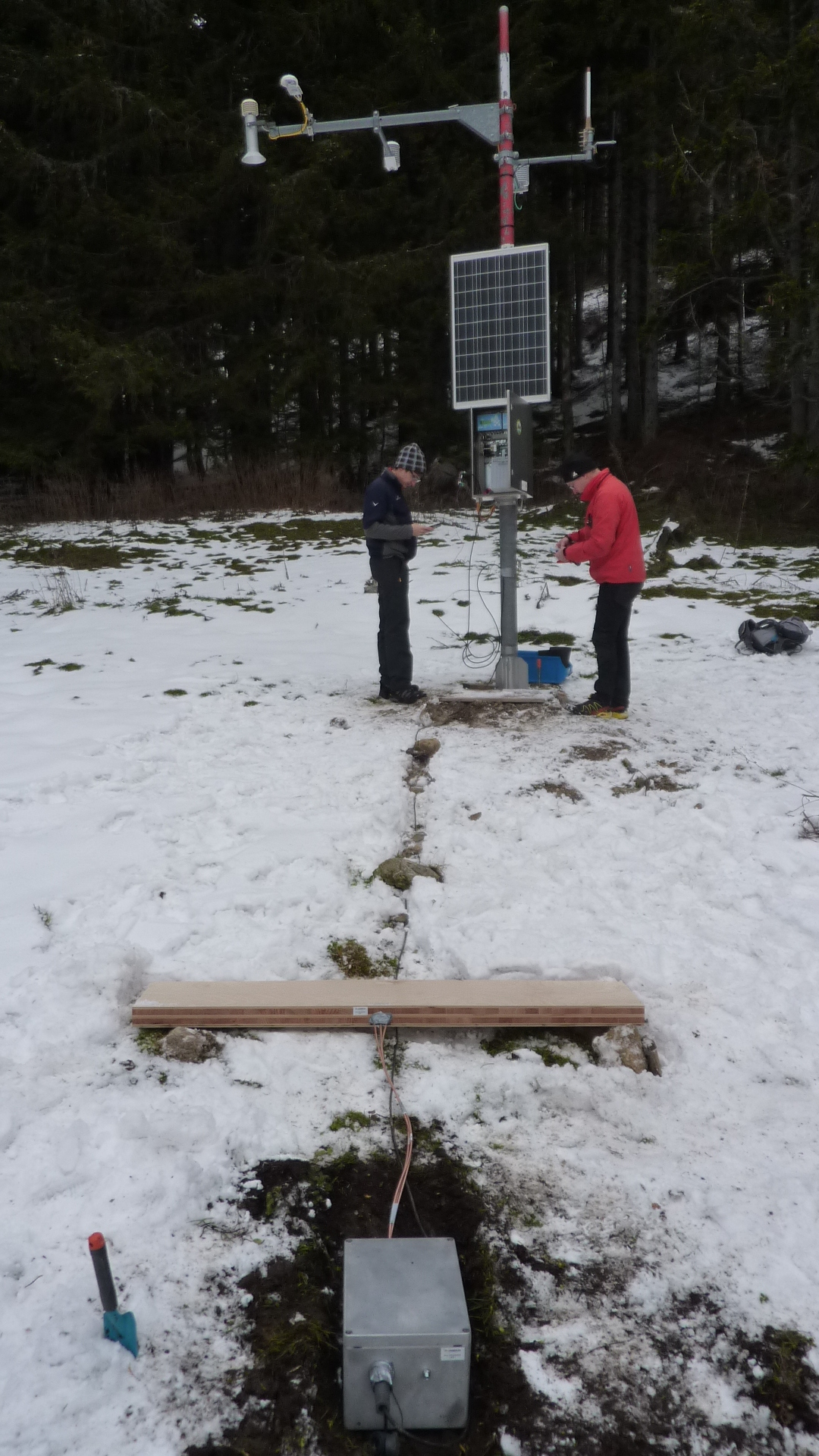 Zwei Arbeiter montieren das Schneehöhenradar auf der Veitsch.